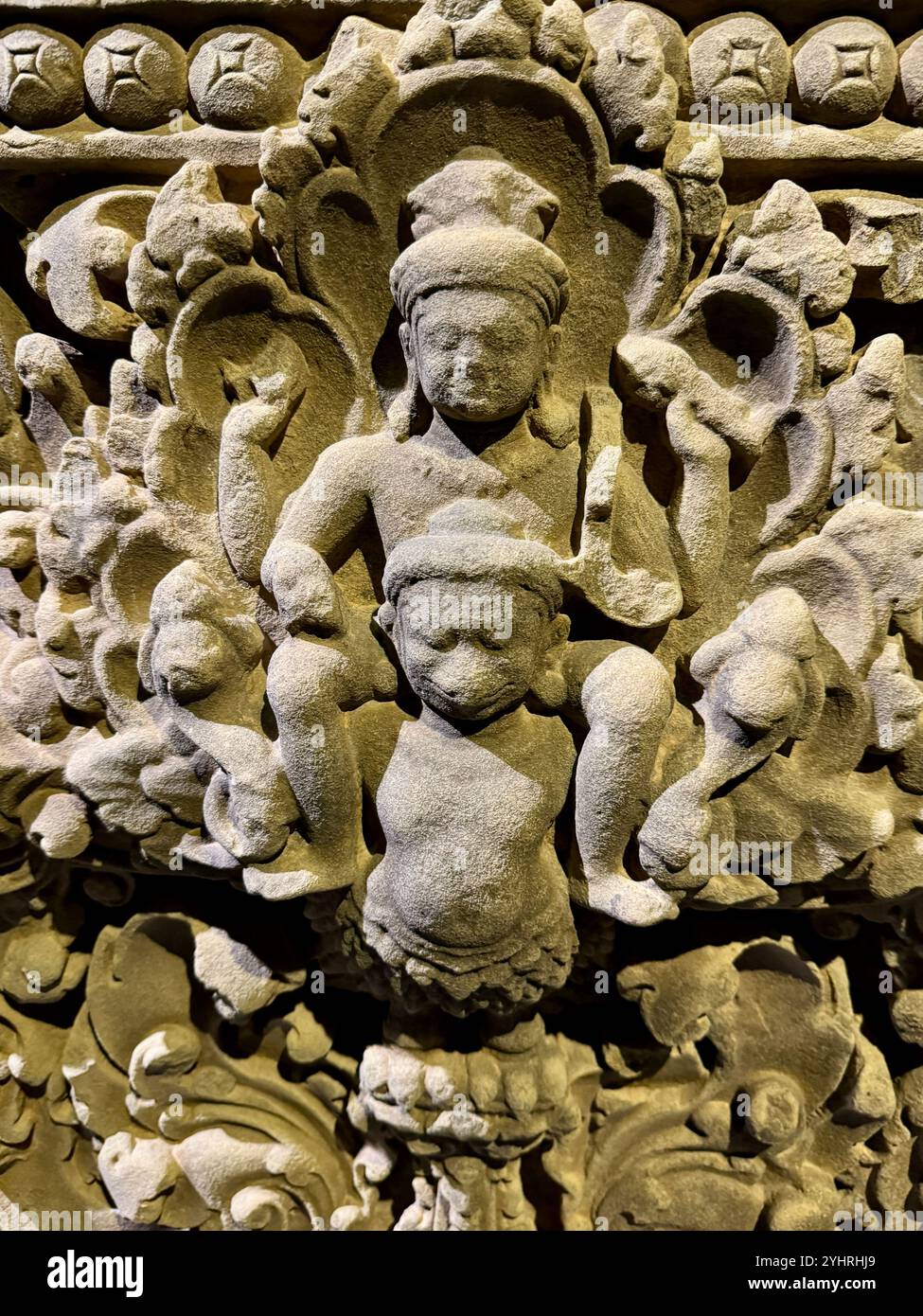 Statue verschiedener Gottheiten (aus dem 9. Bis 13. Jahrhundert), Angkor National Museum, Siem Reap, Kambodscha - Smartphone-aufgenommenes Stockfoto