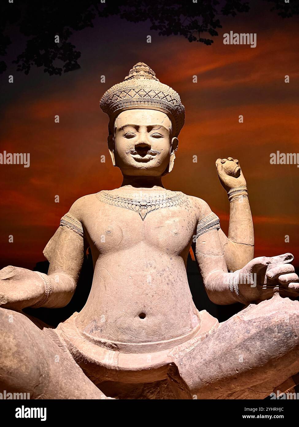 Statue verschiedener Gottheiten (aus dem 9. Bis 13. Jahrhundert), Angkor National Museum, Siem Reap, Kambodscha - Smartphone-aufgenommenes Stockfoto