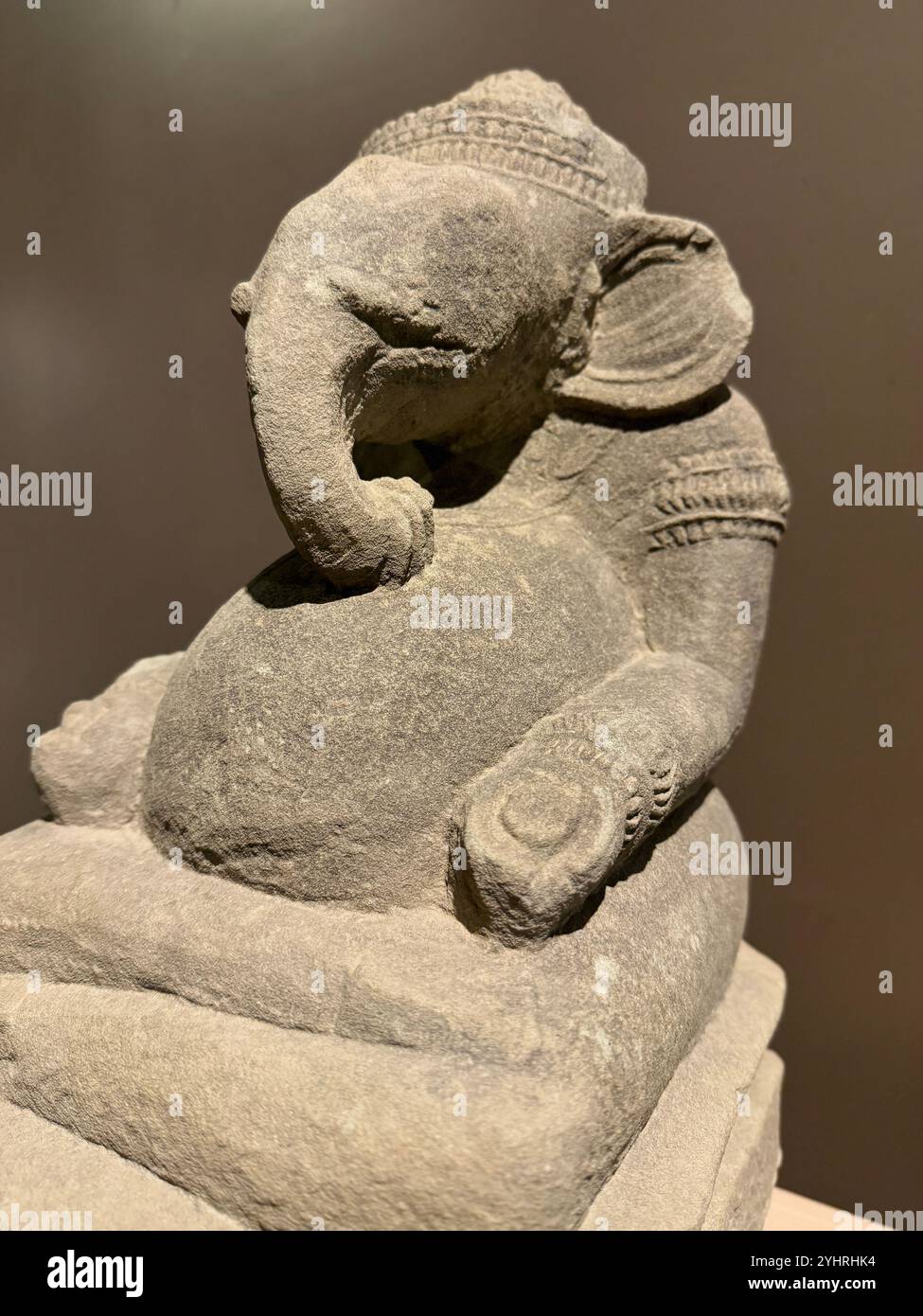 Statue verschiedener Gottheiten (aus dem 9. Bis 13. Jahrhundert), Angkor National Museum, Siem Reap, Kambodscha - Smartphone-aufgenommenes Stockfoto