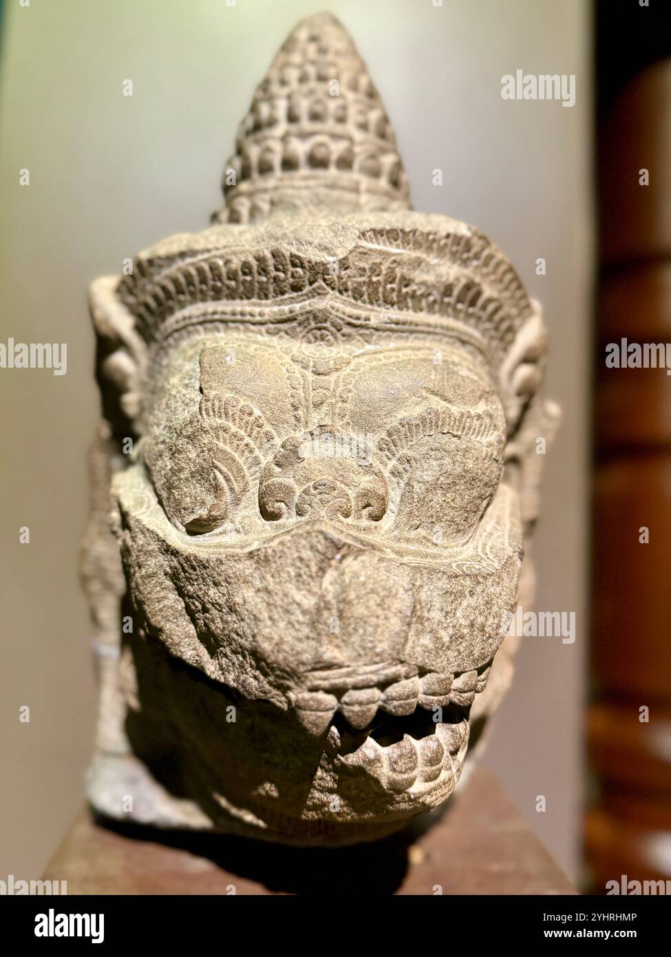 Statue verschiedener Gottheiten (aus dem 9. Bis 13. Jahrhundert), Angkor National Museum, Siem Reap, Kambodscha - Smartphone-aufgenommenes Stockfoto