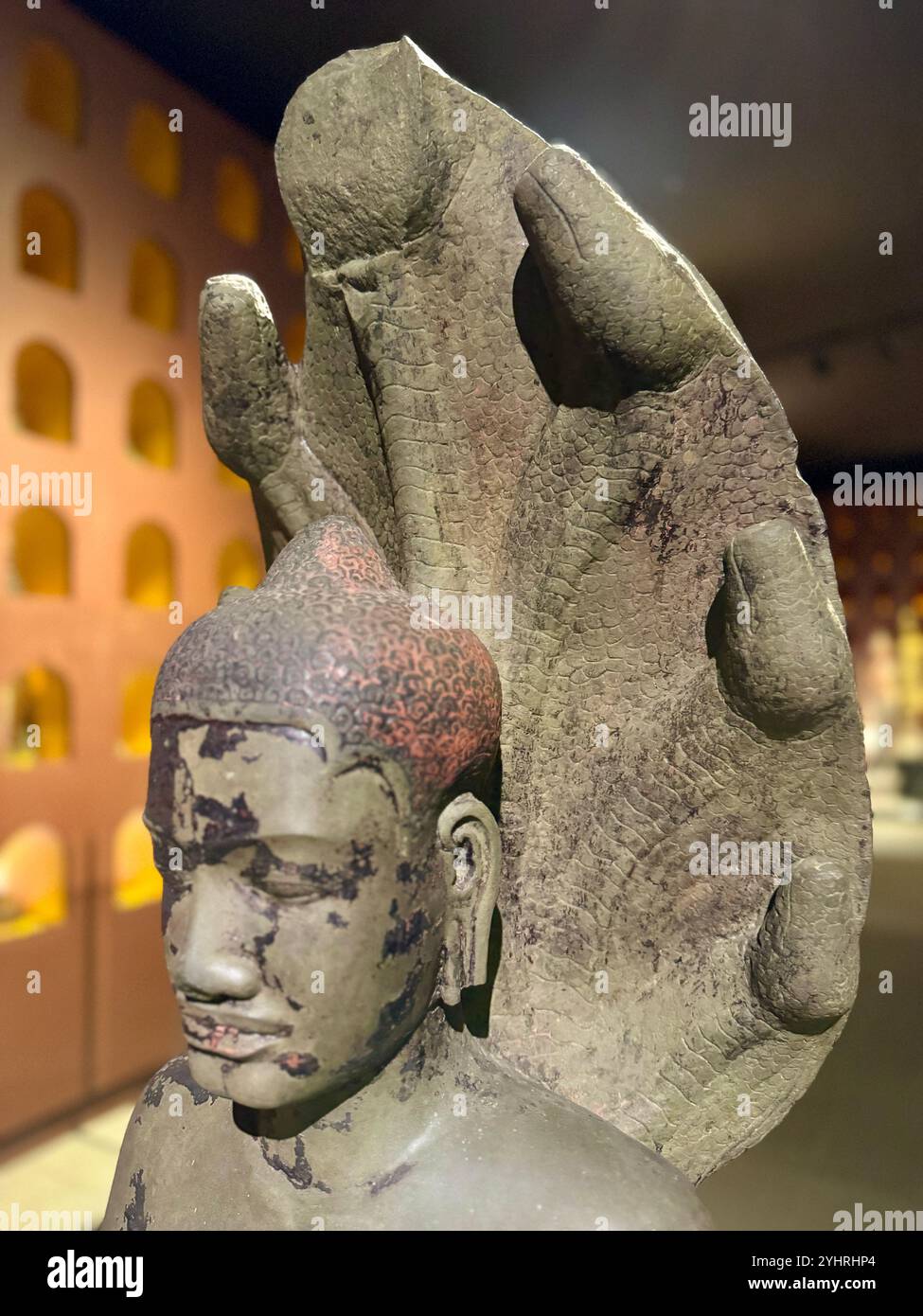 Statue verschiedener Gottheiten (aus dem 9. Bis 13. Jahrhundert), Angkor National Museum, Siem Reap, Kambodscha - Smartphone-aufgenommenes Stockfoto
