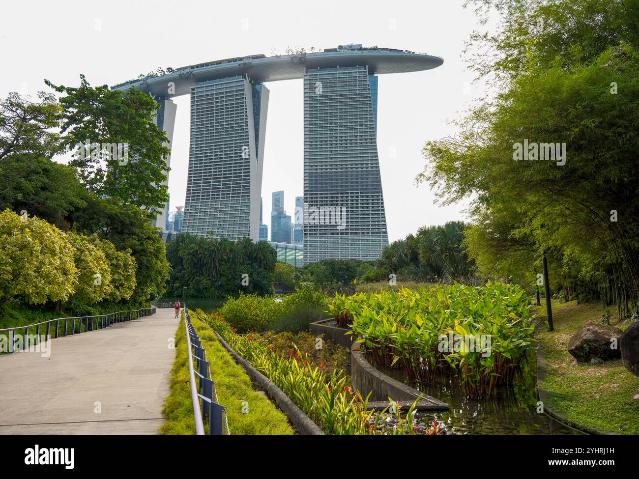 Blick auf das Marina Bay Sands Hotel von den Spazierwegen der Gardens by the Bay, ein umweltfreundlicher Grünbereich, der bei Einheimischen und Touristen gleichermaßen beliebt ist. Stockfoto