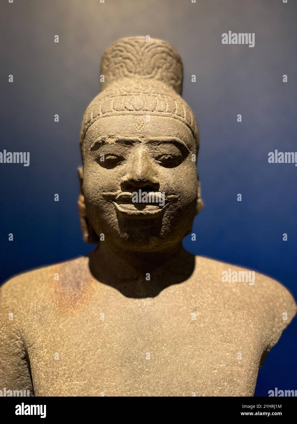 Statue verschiedener Gottheiten (aus dem 9. Bis 13. Jahrhundert), Angkor National Museum, Siem Reap, Kambodscha - Smartphone-aufgenommenes Stockfoto