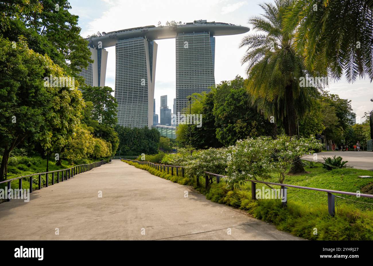 Blick auf das Marina Bay Sands Hotel von den Spazierwegen der Gardens by the Bay, ein umweltfreundlicher Grünbereich, der bei Einheimischen und Touristen gleichermaßen beliebt ist. Stockfoto