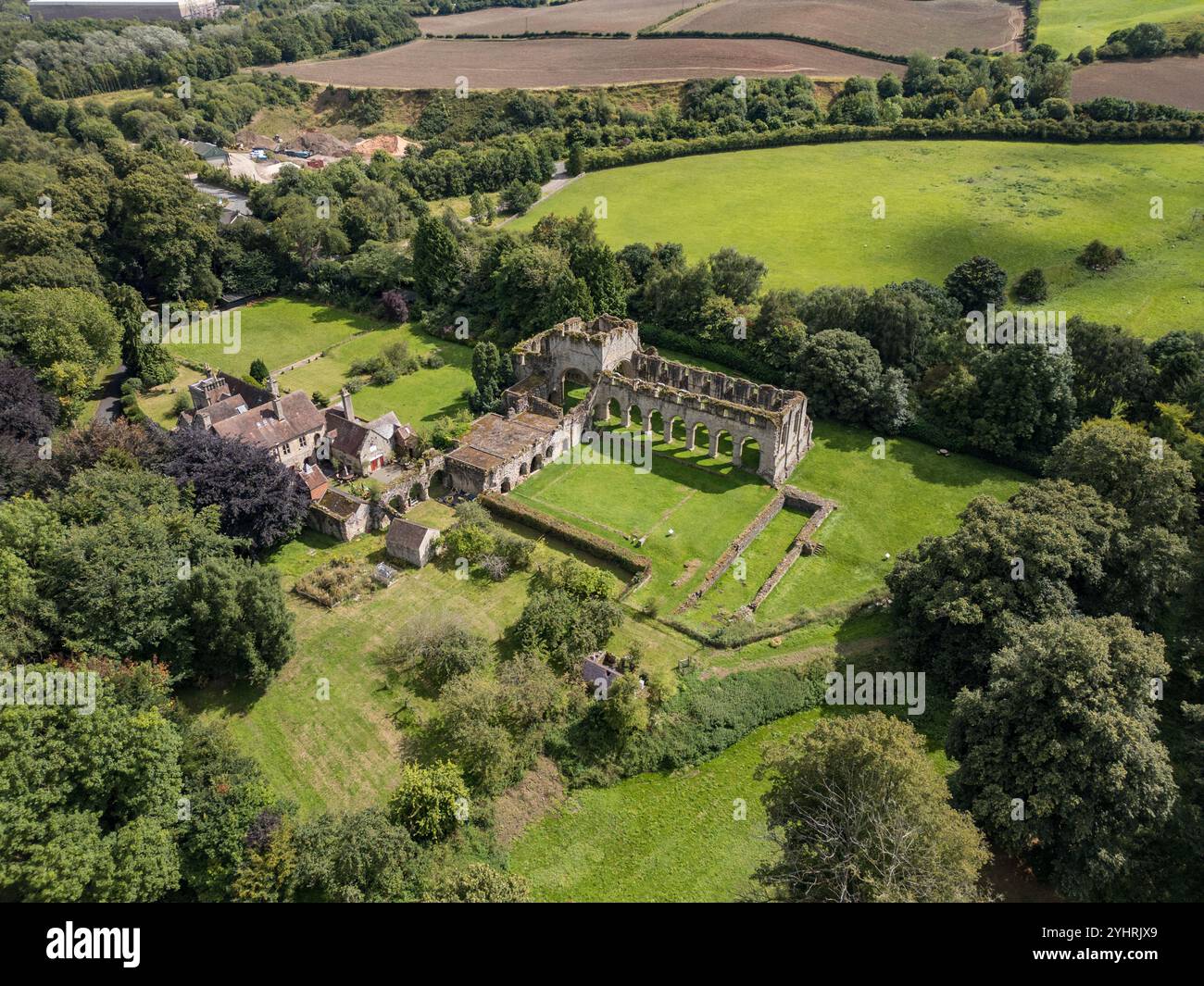 Aus der Vogelperspektive der Ruinen von Buildwas Abbey, Buildwas, Shropshire, Großbritannien. Stockfoto