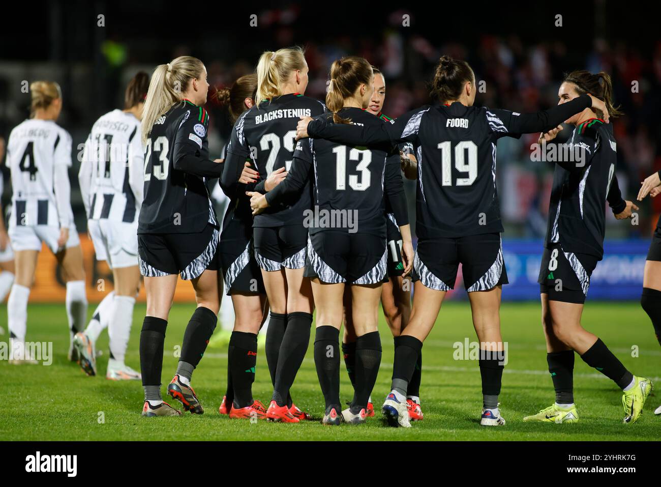 Biella, Italien. November 2024. Stina Blackstenius von Arsenal Women feiert mit Teamkollegen, nachdem sie während der UEFA Women's Champions League ein Tor geschossen haben, Fußballspiel zwischen Juventus Women und Arsenal Women am 12. November 2024 im Vittorio Pozzo Stadium, Biella, Italien Credit: Nderim Kaceli/Alamy Live News Stockfoto