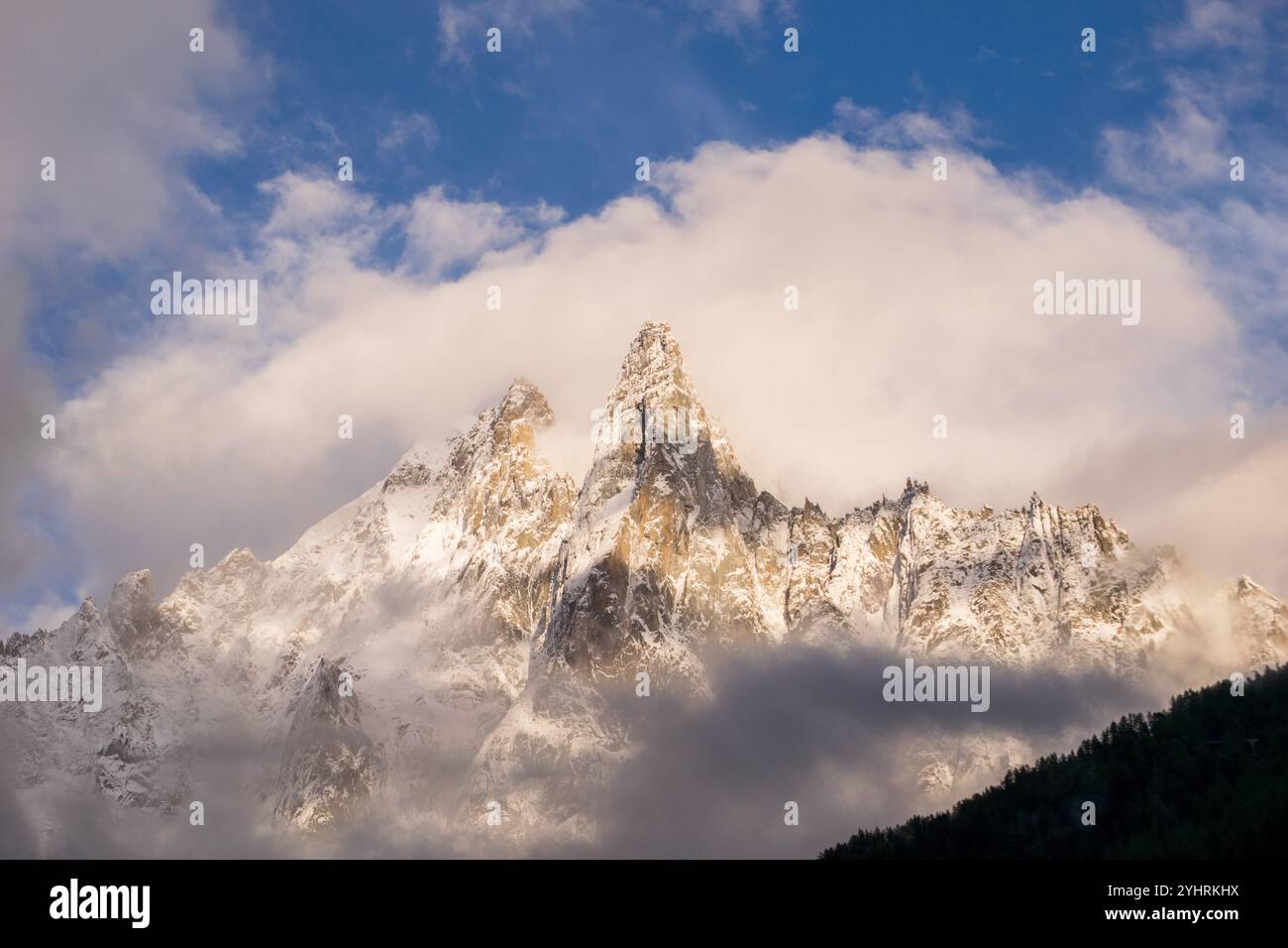 Aiguille du Dru mit Blick auf das Dorf Les Praz im Chamonix-Tal. Les Drus liegt neben dem Mont Blanc-Massiv in den französischen Alpen. Stockfoto
