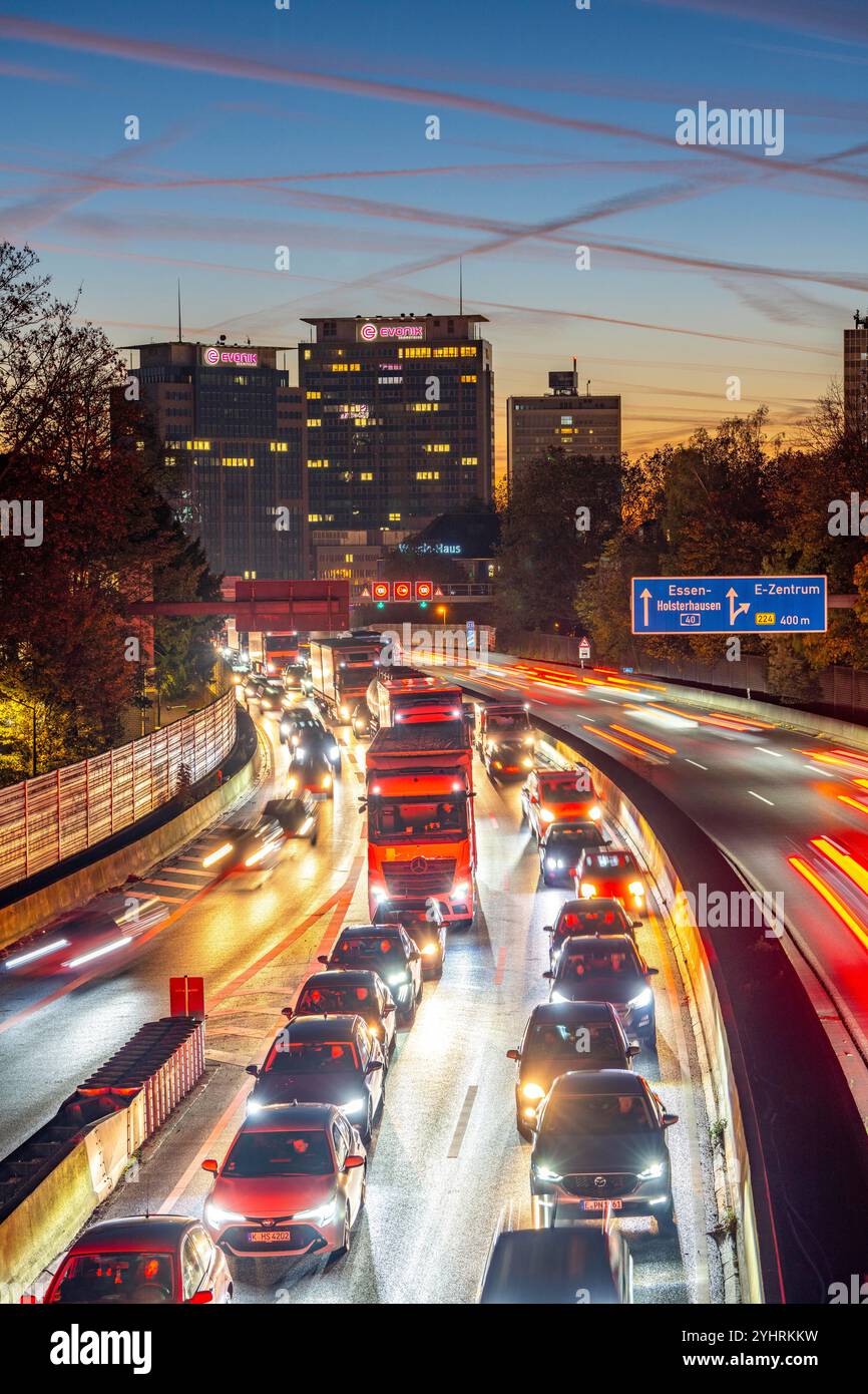 Abendverkehr, teilweise mit Staus, langsam fahrender Verkehr auf der Autobahn A40, Essener Skyline, Evonik Group Hauptsitz, Essen, NRW, Deutschland Stockfoto