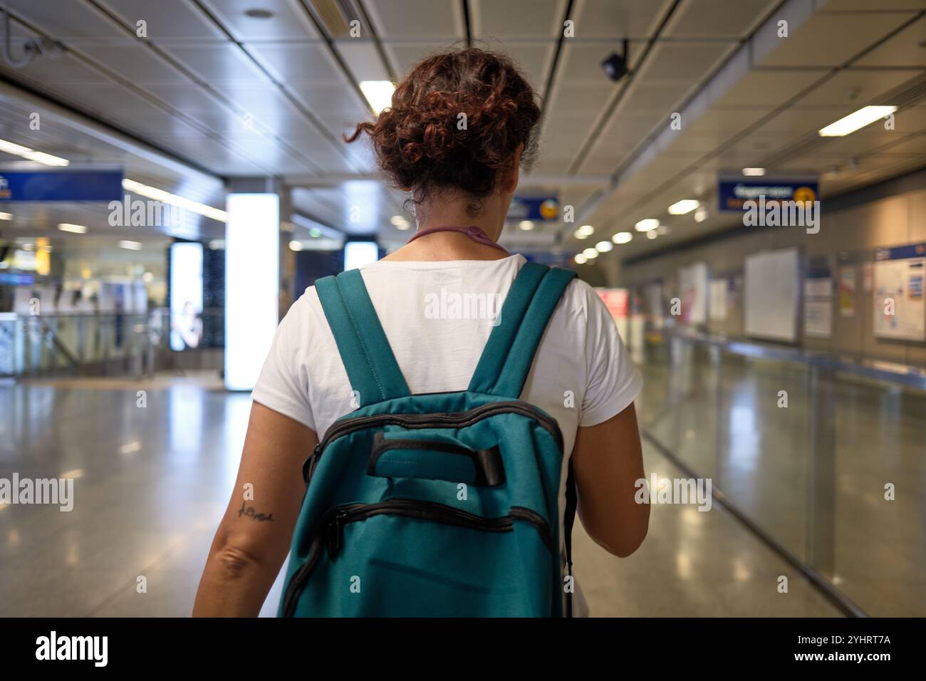Touristenwanderung in bangkok U-Bahn-Station mit Rucksack Stockfoto