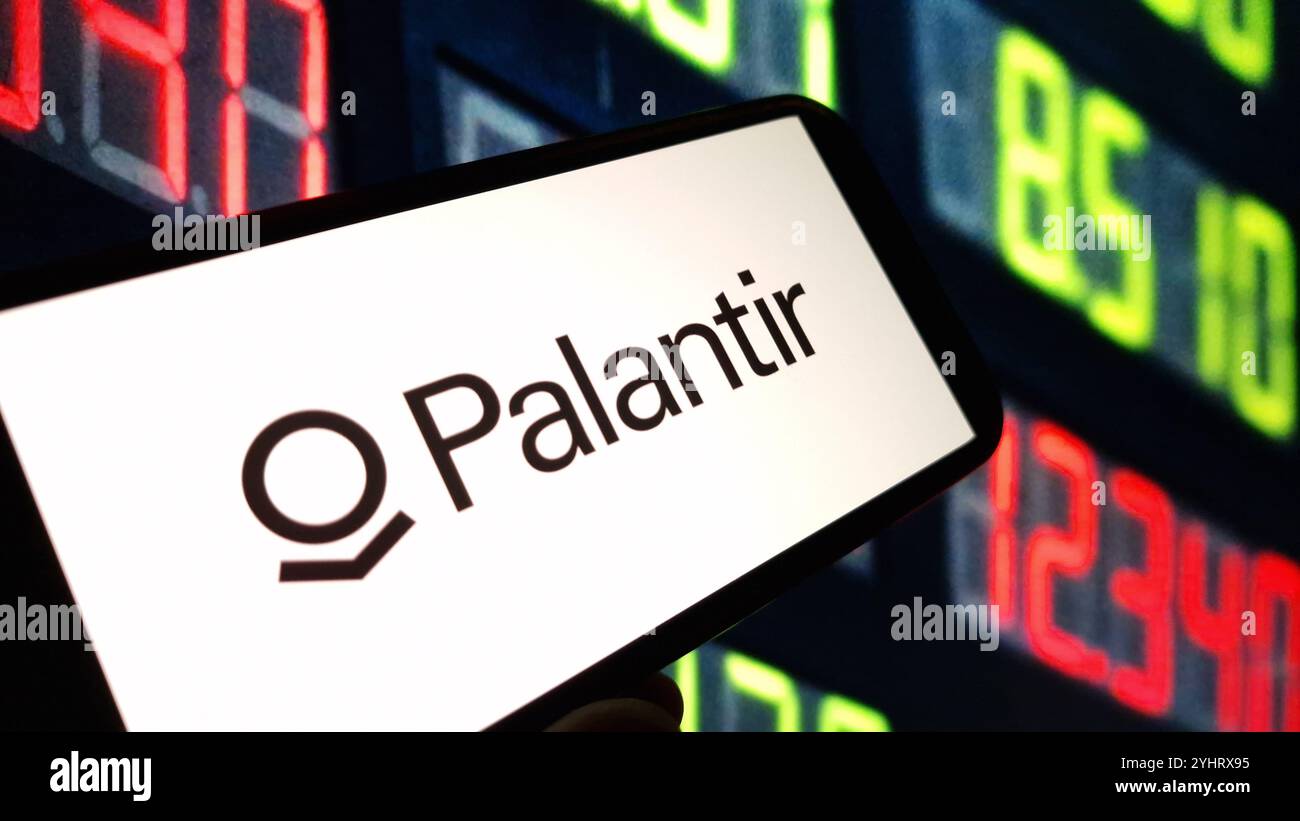 Konskie, Polen – 12. November 2024: Das Firmenlogo von Palantir wird auf dem Mobiltelefon angezeigt Stockfoto