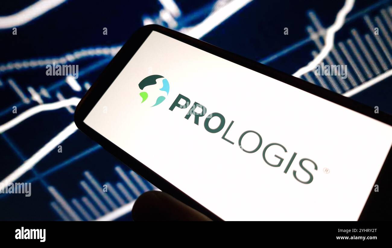 Konskie, Polen – 12. November 2024: Firmenlogo von Prologis auf dem Mobiltelefon Stockfoto