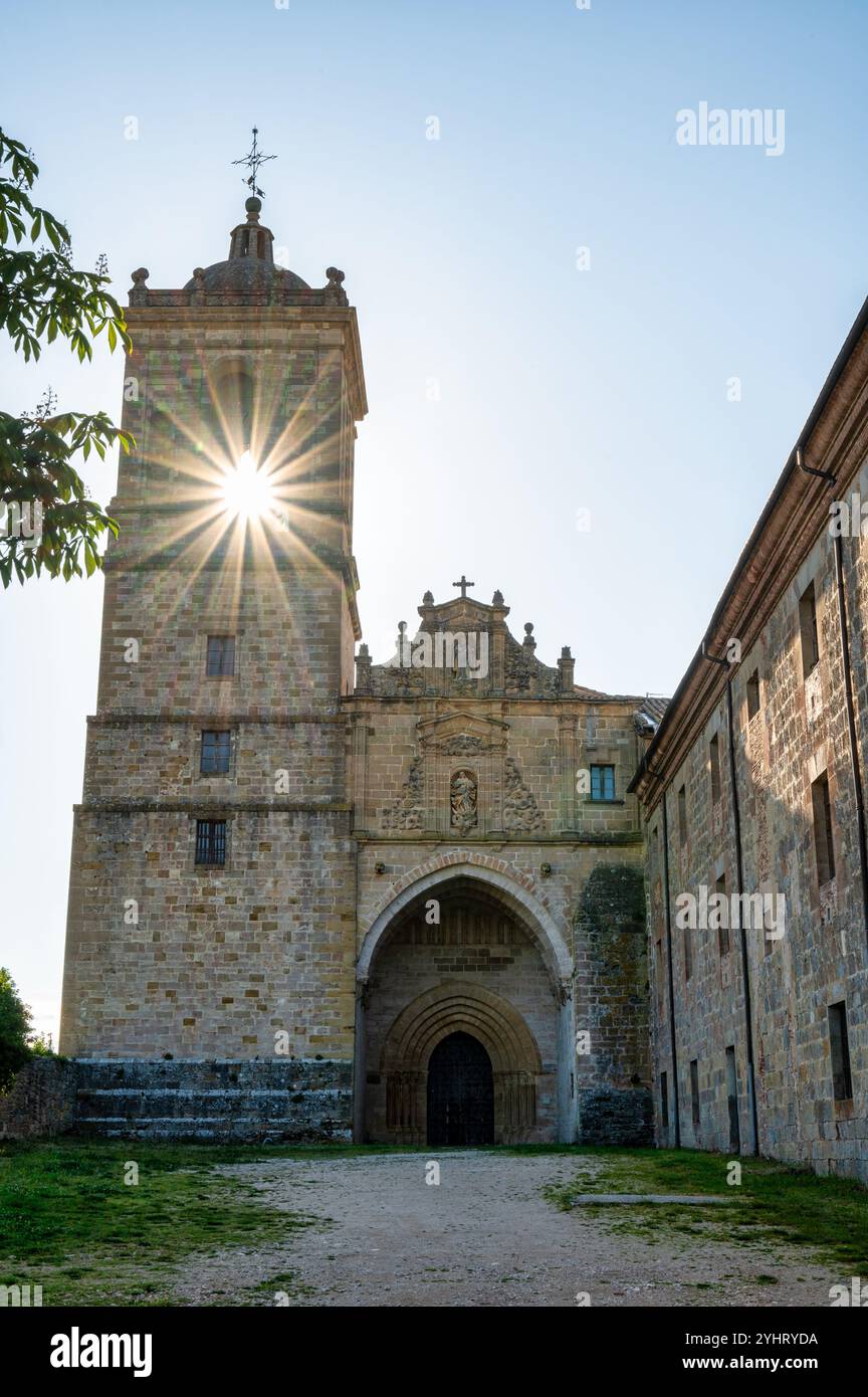 Ayegui, Spanien – 24. Mai 2024: Morgensonne scheint durch den Glockenturm im Kloster Santa Maria de Irachein Ayegui in Nordspanien Stockfoto