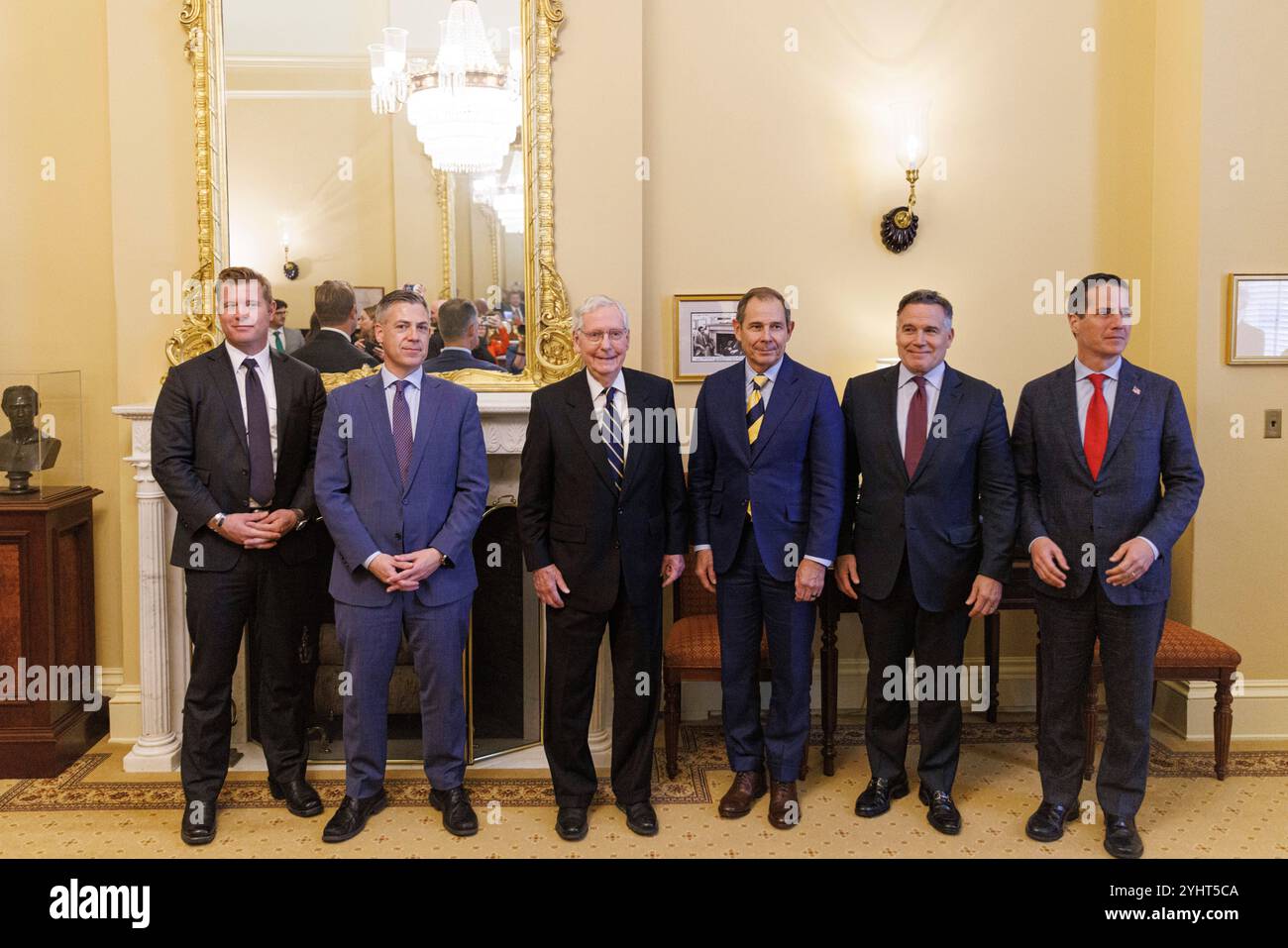 Washington, Usa. November 2024. Tim Sheehy (R-MO), Jim Banks (R-IN), Senator Mitch McConnell, John Curtis (R-UT), David McCormick (R-PA) und Bernie Moreno (R-OH) posieren für ein Foto im Capitol. Die Republikaner haben die Kontrolle über den Senat und die Präsidentschaft wiedererlangt und stehen kurz davor, das Repräsentantenhaus für eine republikanische Trifecta zu kontrollieren. (Foto: Aaron Schwartz/SIPA USA) Credit: SIPA USA/Alamy Live News Stockfoto