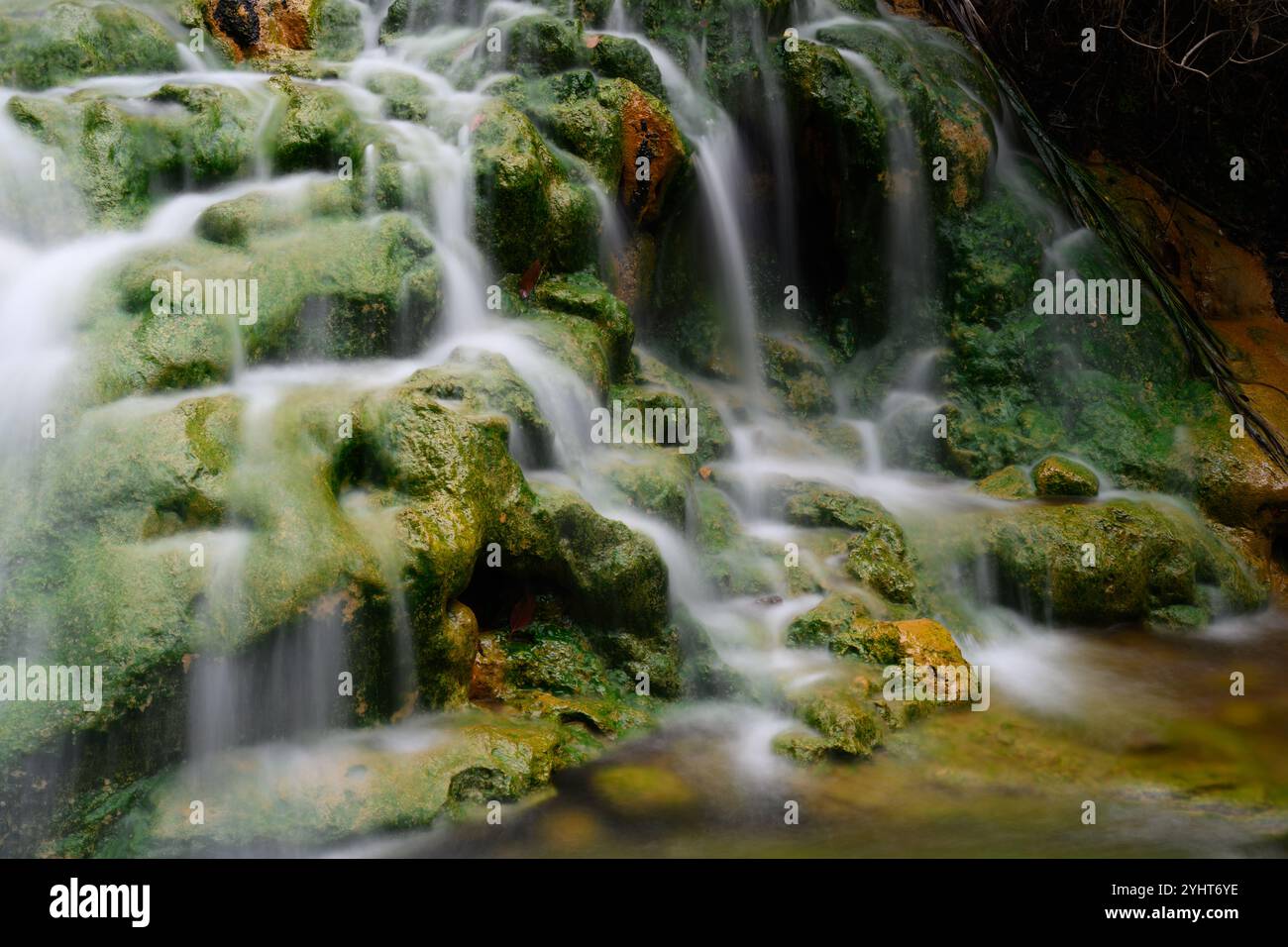 SOA Hot Spring Wasserfall in Mangeruda, Flores, Indonesien mit Thermalwasser, das über Felsen fließt Stockfoto