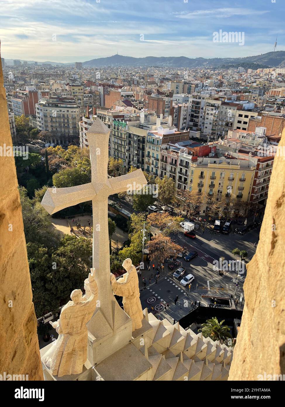 Sagrada Familia Aerial Cityscape - ikonische Gaudi-Architektur mit Blick auf Barcelonas Stadtlandschaft - Smartphone-aufgenommenes Stockfoto