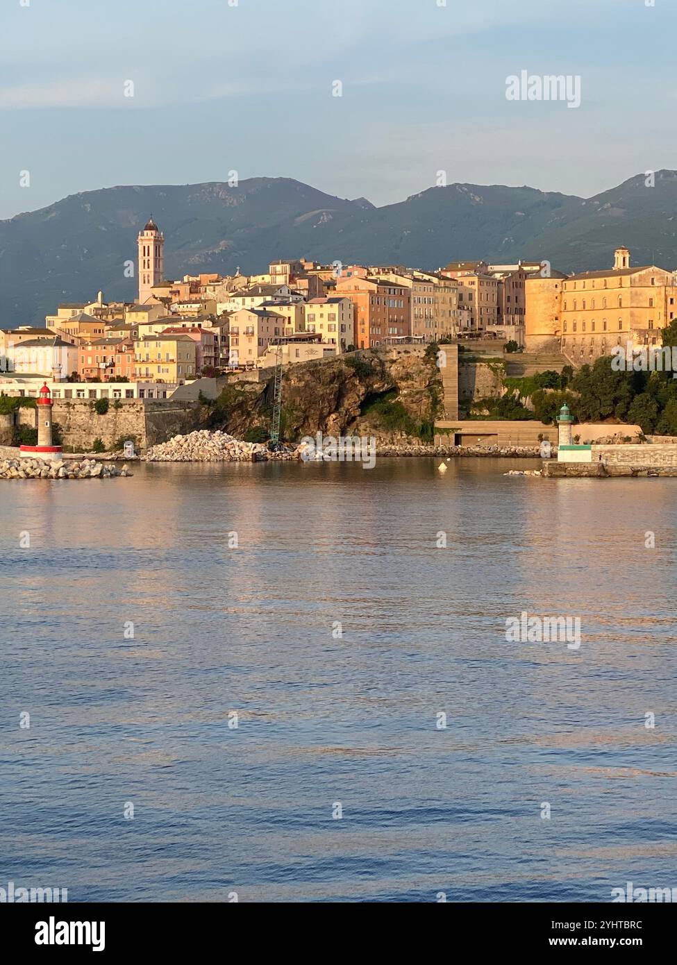 Malerischer Blick auf die Küstenstadt Bastia mit historischer Architektur und Bergen - Smartphone-aufgenommenes Stockfoto