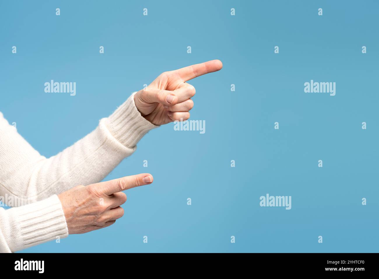Nahaufnahme, Seniorin zeigt mit dem Finger auf den Kopierraum, selektiver Fokus auf die Hände. Werbung, Einkaufskonzept Stockfoto