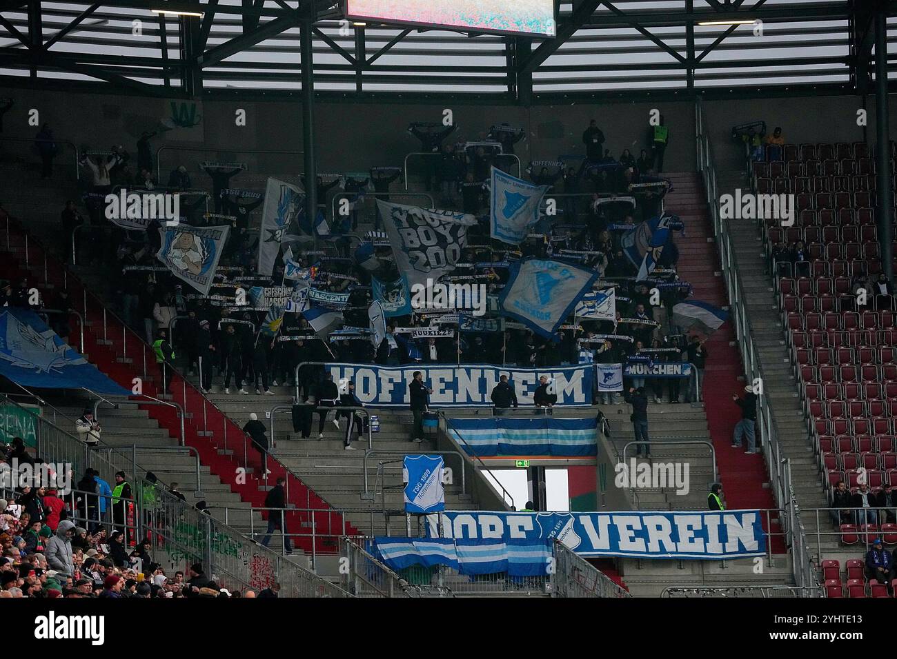 November 2024, WWK Arena, Augsburg, Deutschland 1.FBL, FC Augsburg vs TSG Hoffenheim, DFL-Vorschriften verbieten die Verwendung von Fotos als Bildsequenzen und/oder Quasi-Video. Im Bild die Hoffenheimer Fächerkurve in Augsburg. Stockfoto