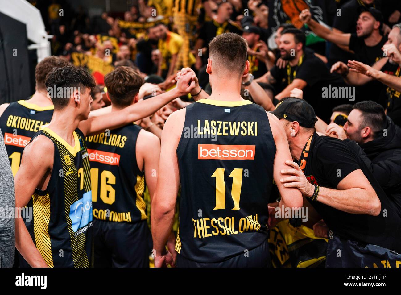 Aris Midea Thessaloniki beim Huddle mit den Fans, GER, Veolia Towers Hamburg vs Aris Midea Thessaloniki, Basketball, EuroCup, Spieltag 8, Saison 2024/2025, 12.11.2024 Foto: Eibner-Pressefoto/Max Vincen Stockfoto