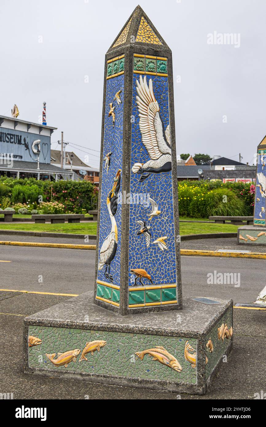 Nordamerika, USA, Washington State, Long Beach. August 2022. Obelisk mit Pelikanen und anderen Seevögeln. Stockfoto