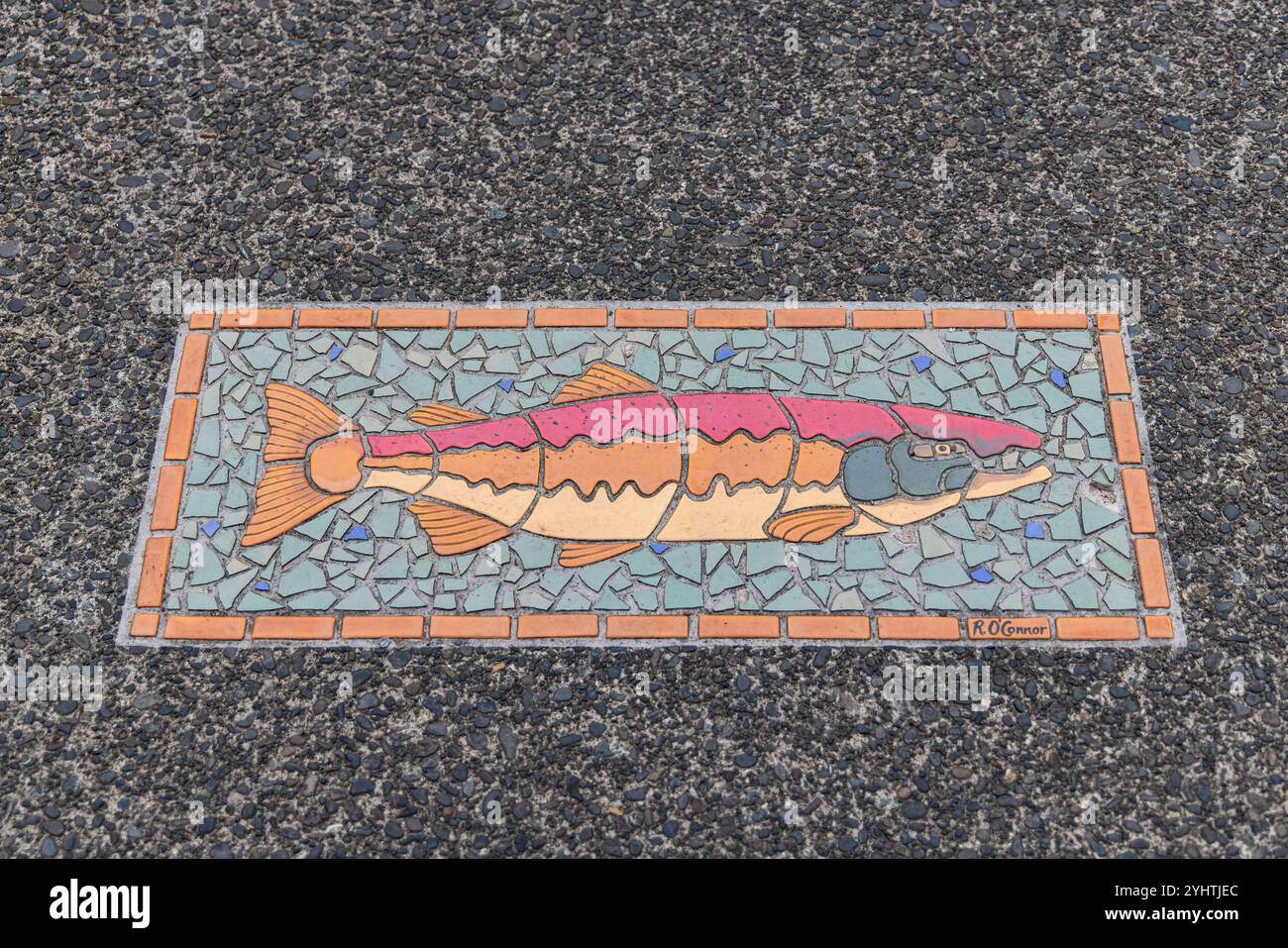 Nordamerika, USA, Washington State, Long Beach. August 2022. Mosaikkunst eines bunten Lachses auf einem Gehweg in Long Beach. Stockfoto