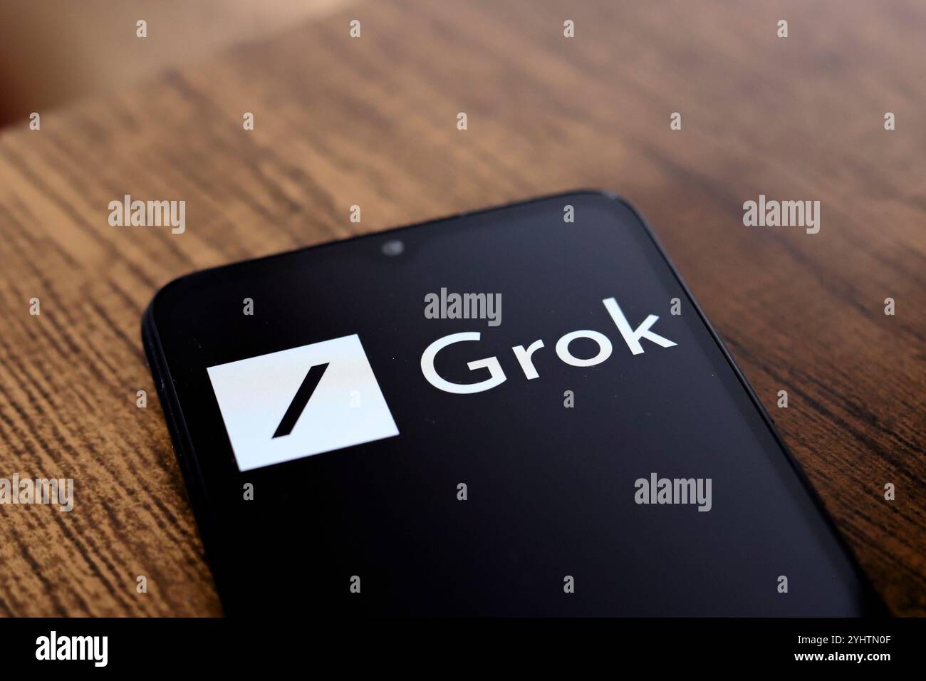 Das Grok-Logo wird am 12. November 2024 in Reno, USA, auf dem Bildschirm eines Smartphones angezeigt. Grok ist eine generative künstliche Intelligenz c Stockfoto