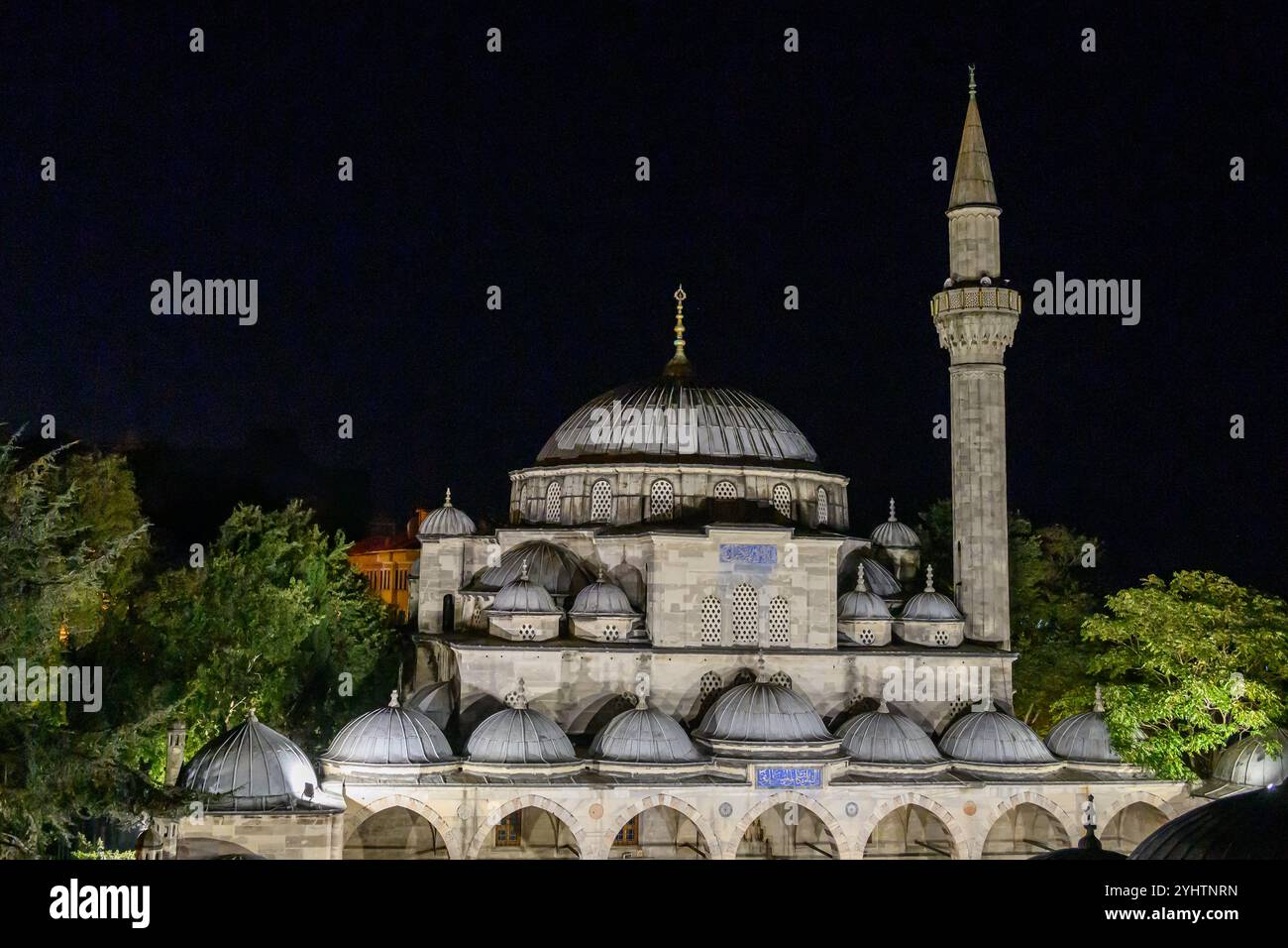 21/10/2024. Istanbul, Türkei. Die Sokollu Mehmed Pascha Moschee oder Sokullu Mehmet Paşa Camii bei Nacht. Die Sokollu Mehmet Pascha Moschee in Istanbul ist ein bemerkenswertes Zeugnis der osmanischen Architektur und Geschichte. Diese Moschee wurde vom berühmten Architekten Mimar Sinan im 16. Jahrhundert erbaut und zeichnet sich durch ihr kompliziertes Design und ihre atemberaubende Schönheit aus. Die Moschee wird für ihre exquisiten Iznik-Fliesen gefeiert, die die Wände mit lebhaften Mustern und Farben zieren. Die elegante Kuppel und die schlanken Minarette tragen zu ihrem majestätischen Aussehen bei. Historisch spiegelt sie die Pracht des Osmanischen Reiches und der Archi wider Stockfoto