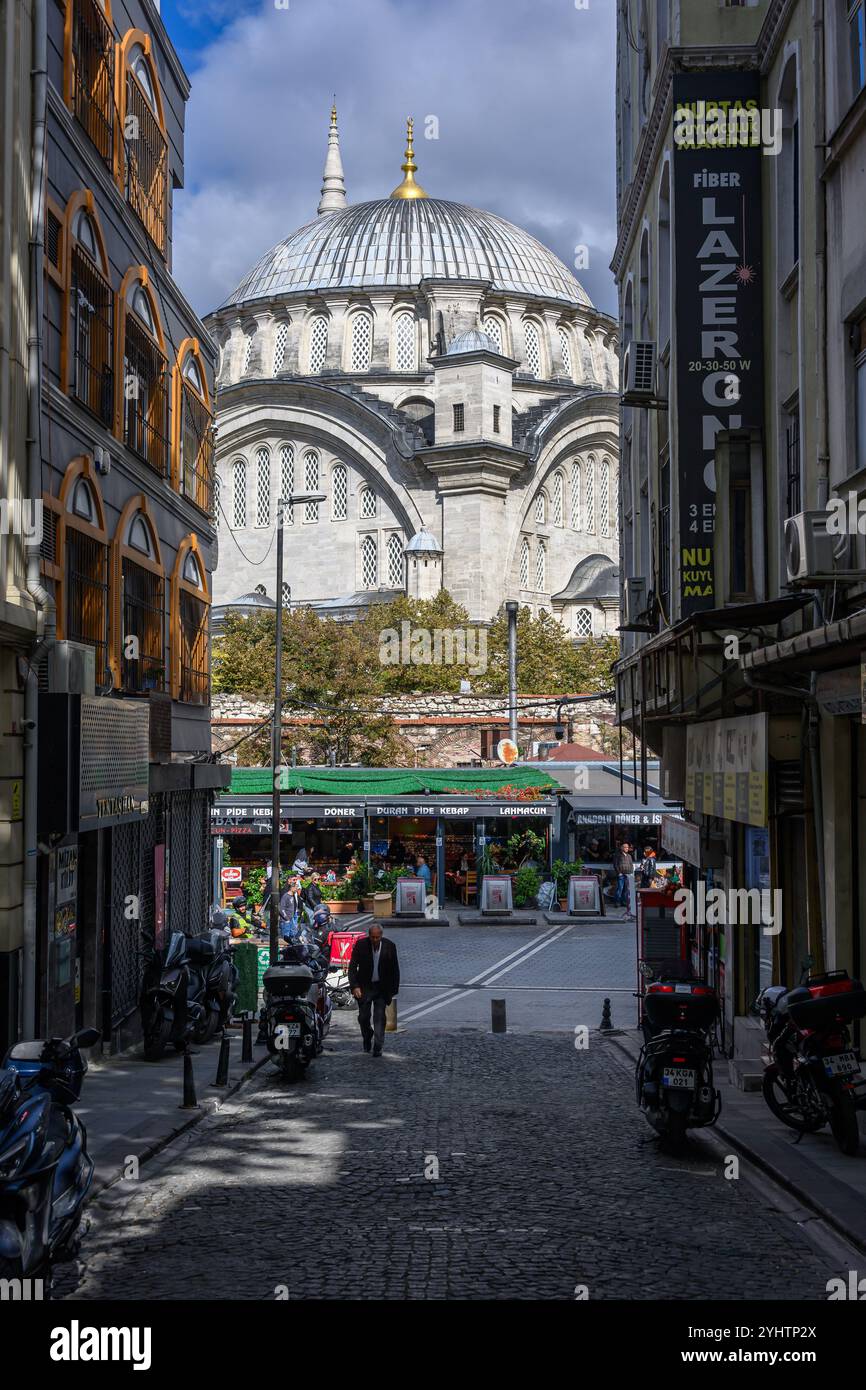 22/10/2024. Bezirk Fatih, Istanbul, Türkei. Die Nuruosmaniye Moschee oder Nuruosmaniye Camii. Die Nuruosmaniye-Moschee wurde von einem griechischen nicht-muslimischen Architekten namens Simeon Kalfa entworfen und war das erste monumentale osmanische Gebäude, das den neuen osmanischen Barockstil veranschaulicht, der barocke und neoklassizistische Elemente aus Europa einführte.[2][3][4][5] die Ornamente der Moschee und der geschwungene Innenhof zeigen ihre barocken Einflüsse. Die Kuppel der Moschee ist eine der größten in Istanbul. Die Moschee ist Teil eines größeren religiösen Komplexes oder Külliye, der als Zentrum der Kultur, Religion und Bildung fungiert Stockfoto