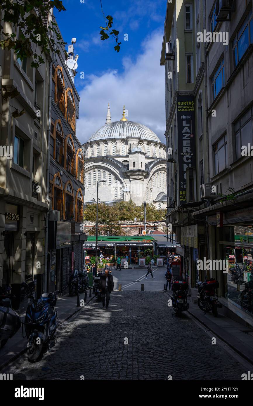 22/10/2024. Bezirk Fatih, Istanbul, Türkei. Die Nuruosmaniye Moschee oder Nuruosmaniye Camii. Die Nuruosmaniye-Moschee wurde von einem griechischen nicht-muslimischen Architekten namens Simeon Kalfa entworfen und war das erste monumentale osmanische Gebäude, das den neuen osmanischen Barockstil veranschaulicht, der barocke und neoklassizistische Elemente aus Europa einführte.[2][3][4][5] die Ornamente der Moschee und der geschwungene Innenhof zeigen ihre barocken Einflüsse. Die Kuppel der Moschee ist eine der größten in Istanbul. Die Moschee ist Teil eines größeren religiösen Komplexes oder Külliye, der als Zentrum der Kultur, Religion und Bildung fungiert Stockfoto
