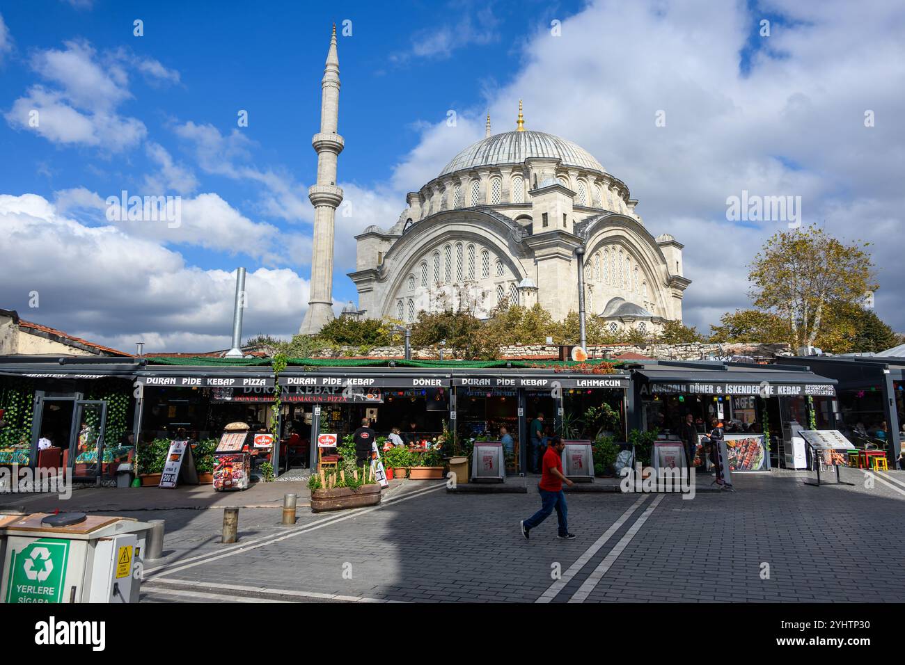 22/10/2024. Bezirk Fatih, Istanbul, Türkei. Die Nuruosmaniye Moschee oder Nuruosmaniye Camii. Die Nuruosmaniye-Moschee wurde von einem griechischen nicht-muslimischen Architekten namens Simeon Kalfa entworfen und war das erste monumentale osmanische Gebäude, das den neuen osmanischen Barockstil veranschaulicht, der barocke und neoklassizistische Elemente aus Europa einführte.[2][3][4][5] die Ornamente der Moschee und der geschwungene Innenhof zeigen ihre barocken Einflüsse. Die Kuppel der Moschee ist eine der größten in Istanbul. Die Moschee ist Teil eines größeren religiösen Komplexes oder Külliye, der als Zentrum der Kultur, Religion und Bildung fungiert Stockfoto