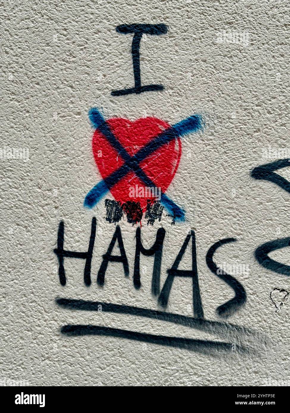 Ein Graffiti, das besagt, ich liebe (Herz) Hamas mit durchgestrichenem Herzen, Neukölln, Berlin, Deutschland Stockfoto