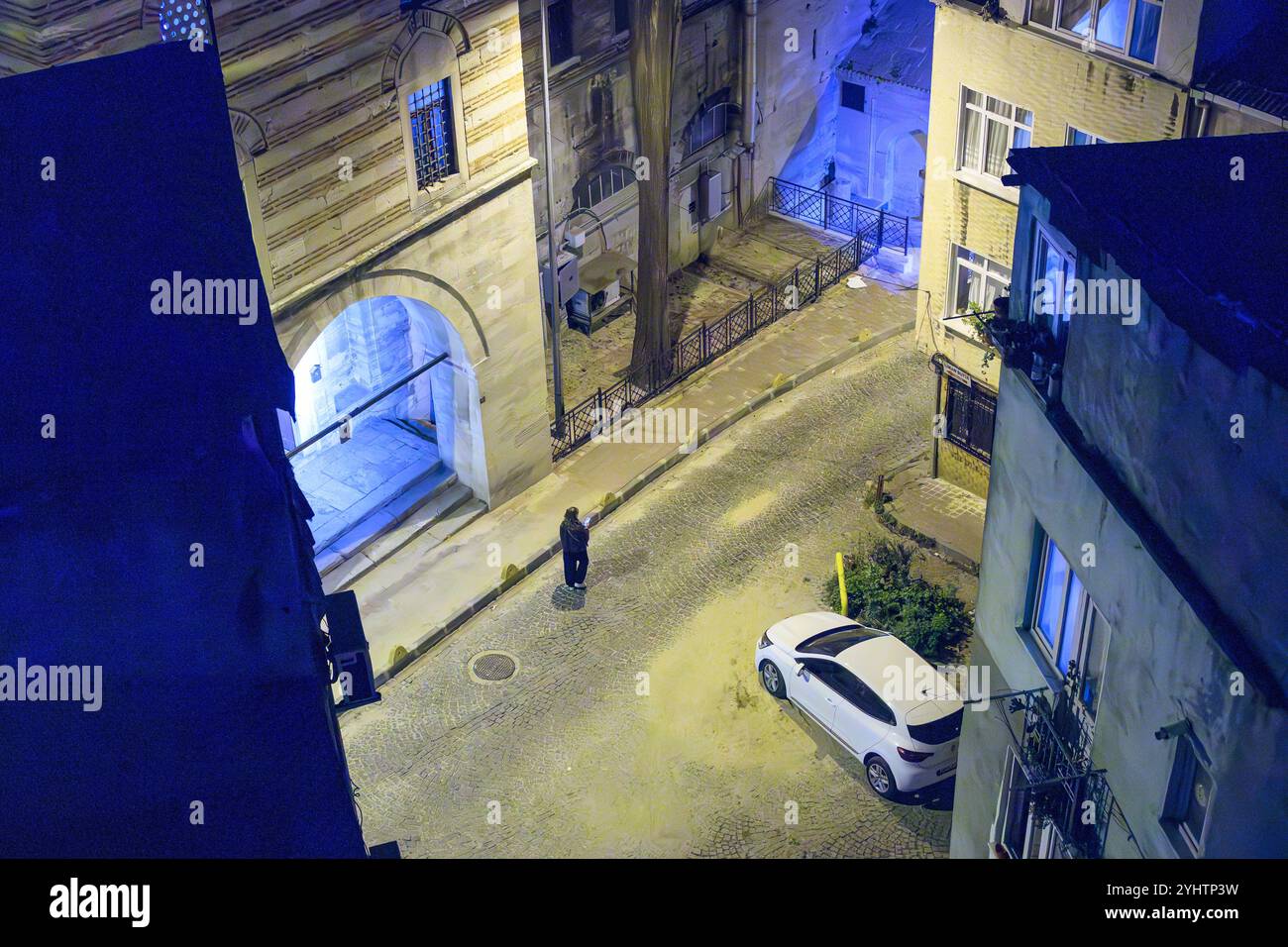 10/2024. Istanbul, Türkei. Sreet-Szene in der Nacht im Fatih-Viertel. Eine Person, die die Karte auf dem Mobiltelefon verwendet. Foto: © Simon Grosset Stockfoto