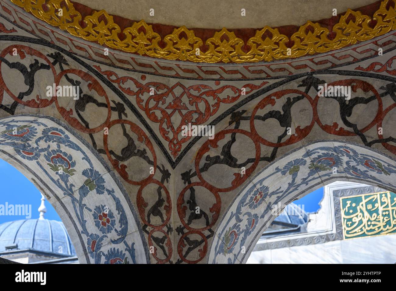 24/10/2024. Die Blaue Moschee, Istanbul, Türkei. Detail der Dekoration in der Kuppel des Brunnens im Innenhof. Die Blaue Moschee, offiziell Sultan Ahmed Moschee (türkisch Sultan Ahmet Camii), ist eine historische Moschee aus der osmanischen Zeit in Istanbul. Sie wurde zwischen 1609 und 1617 unter der Herrschaft von Ahmed I. errichtet und ist heute noch eine funktionierende Moschee. Es zieht auch eine große Anzahl von Touristen an und ist eines der bekanntesten und beliebtesten Denkmäler der osmanischen Architektur. Die Moschee hat einen klassischen osmanischen Grundriss mit einer zentralen Kuppel, die von vier Halbkuppeln umgeben ist Stockfoto