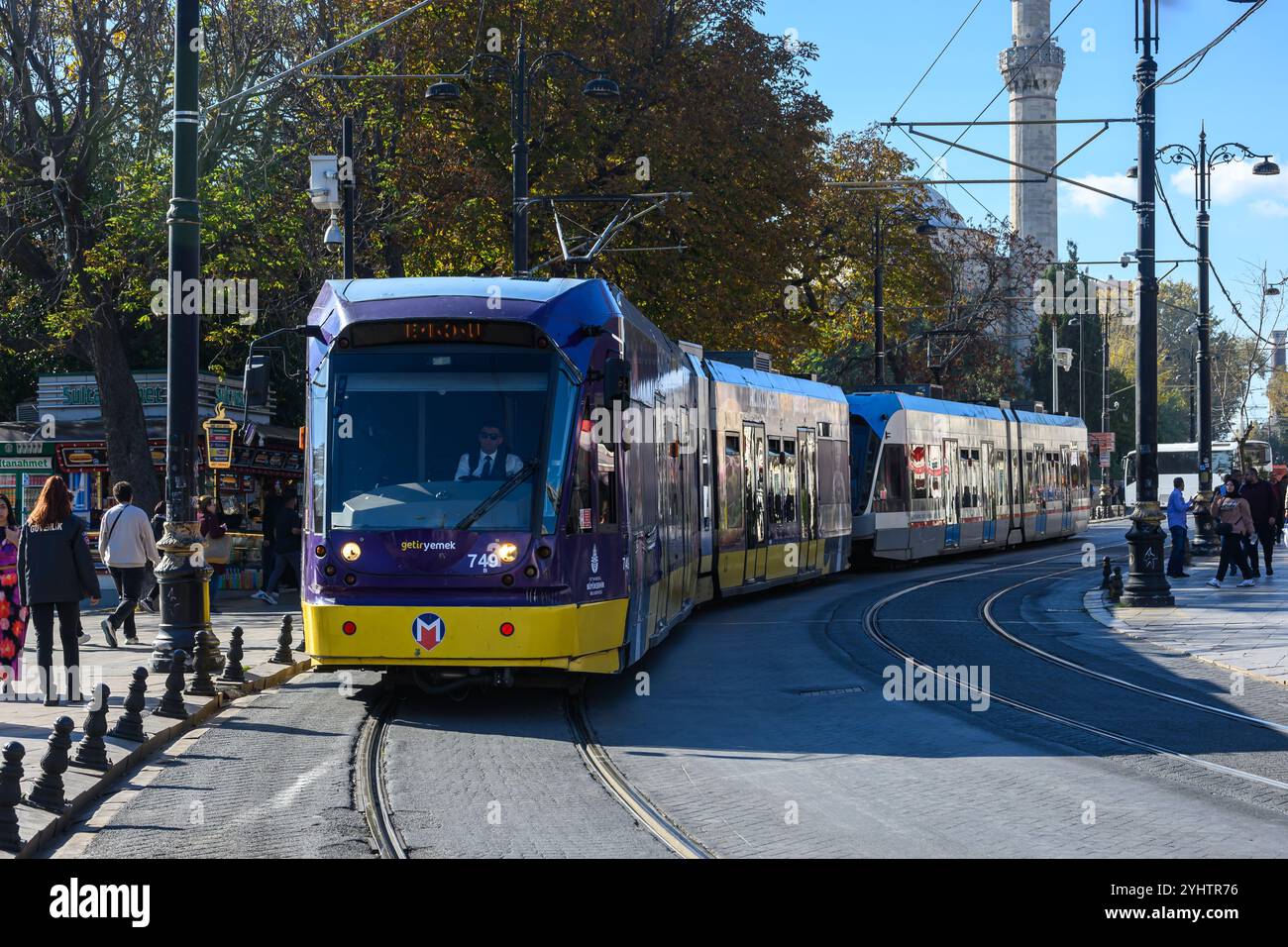 24/10/2024. Fatih, Istanbul, Türkei. Eine Straßenbahn Alstom Citadis 304 auf der T1-Strecke. Die moderne Straßenbahnlinie T1 wurde 1992 in Istanbul eingeführt und wurde bald populär. Die Straßenbahnlinien T1 wurden seitdem schrittweise verlängert, die letzte Verlängerung fand 2011 statt. Foto: © Simon Grosset Stockfoto