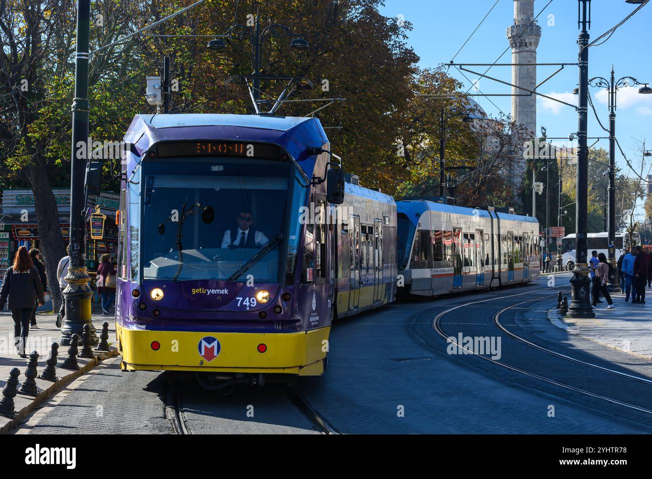 24/10/2024. Fatih, Istanbul, Türkei. Eine Straßenbahn Alstom Citadis 304 auf der T1-Strecke. Die moderne Straßenbahnlinie T1 wurde 1992 in Istanbul eingeführt und wurde bald populär. Die Straßenbahnlinien T1 wurden seitdem schrittweise verlängert, die letzte Verlängerung fand 2011 statt. Foto: © Simon Grosset Stockfoto