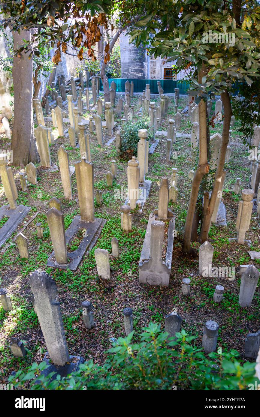 24/10/2024. Fatih, Istanbul, Türkei. Der Friedhof neben der Sokollu Mehmed Pascha Moschee Foto: © Simon Grosset Stockfoto