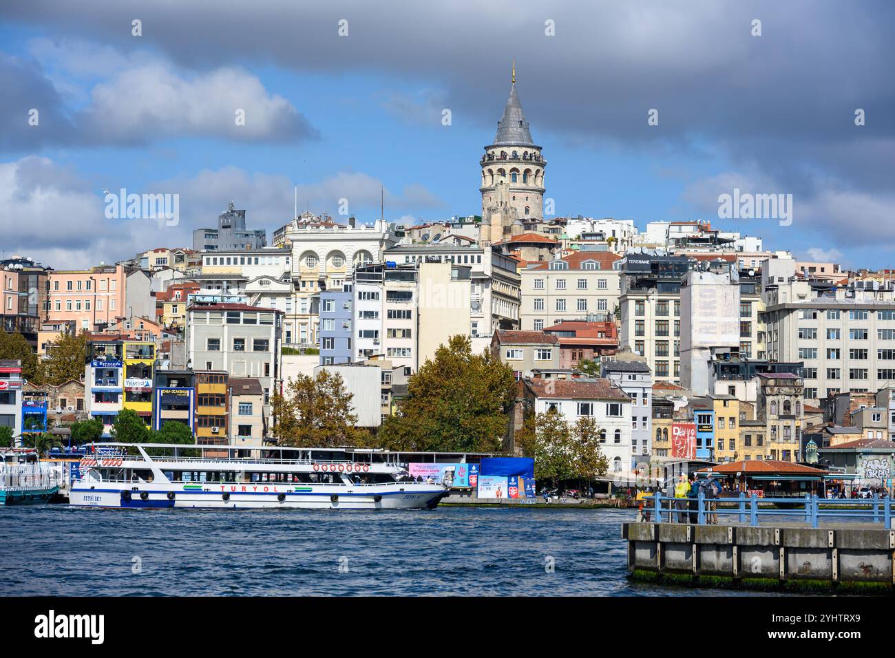 25/10/2024. Istanbul, Türkei. Der Galata-Turm, von der anderen Seite des Goldenen Horns aus gesehen. Der Galata-Turm (türkisch Galata Kulesi), offiziell Galata-Turm-Museum (türkisch Galata Kulesi Müzesi), ist ein mittelalterlicher genuesischer Turm im Galata-Teil des Stadtteils Beyoğlu in Istanbul. Erbaut als Wachturm am höchsten Punkt der größtenteils abgerissenen Mauern von Galata, ist der Turm heute Ausstellungsraum und Museum und ein Symbol für Beyoğlu und Istanbul. Fotografiert von der Galata Brdge. Foto: © Simon Grosset Stockfoto