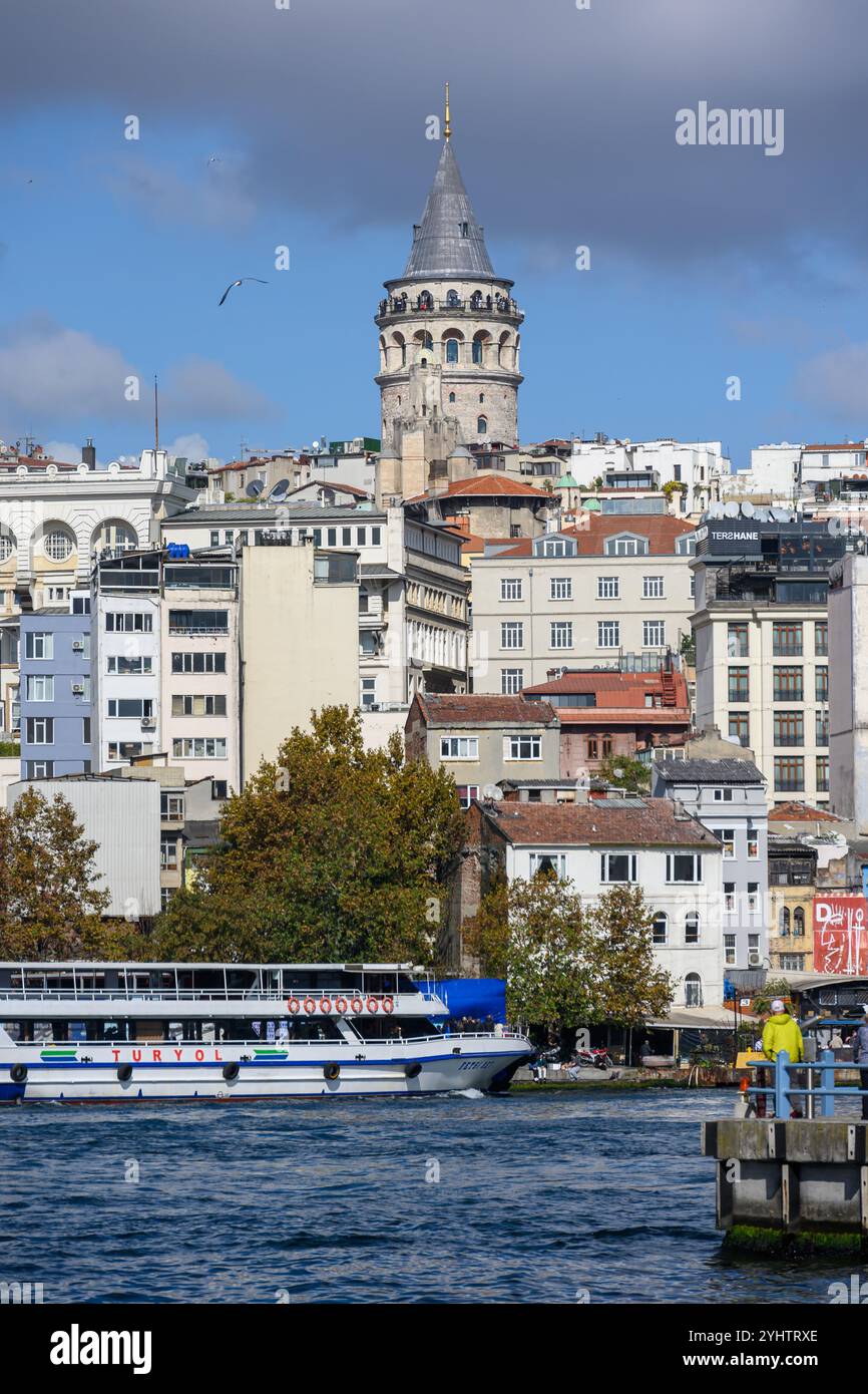 25/10/2024. Istanbul, Türkei. Der Galata-Turm, von der anderen Seite des Goldenen Horns aus gesehen. Der Galata-Turm (türkisch Galata Kulesi), offiziell Galata-Turm-Museum (türkisch Galata Kulesi Müzesi), ist ein mittelalterlicher genuesischer Turm im Galata-Teil des Stadtteils Beyoğlu in Istanbul. Erbaut als Wachturm am höchsten Punkt der größtenteils abgerissenen Mauern von Galata, ist der Turm heute Ausstellungsraum und Museum und ein Symbol für Beyoğlu und Istanbul. Fotografiert von der Galata Brdge. Foto: © Simon Grosset Stockfoto