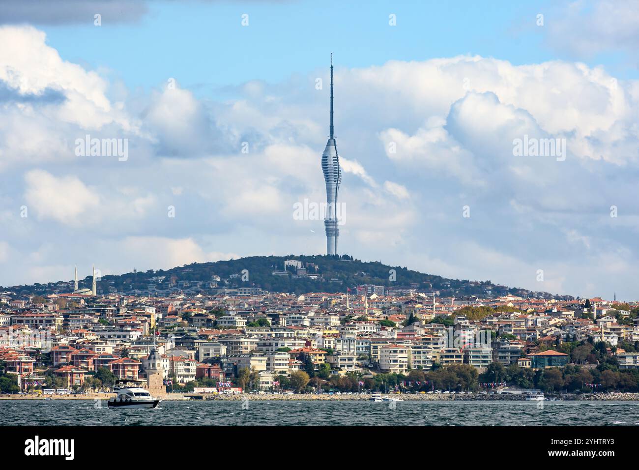25/10/2024. Istanbul, Türkei. Der Çamlıca-Turm auf der asiatischen Seite Istanbuls mit Apartmentblöcken und Bürogebäuden an der Küste. Foto: © Simon Grosset Stockfoto