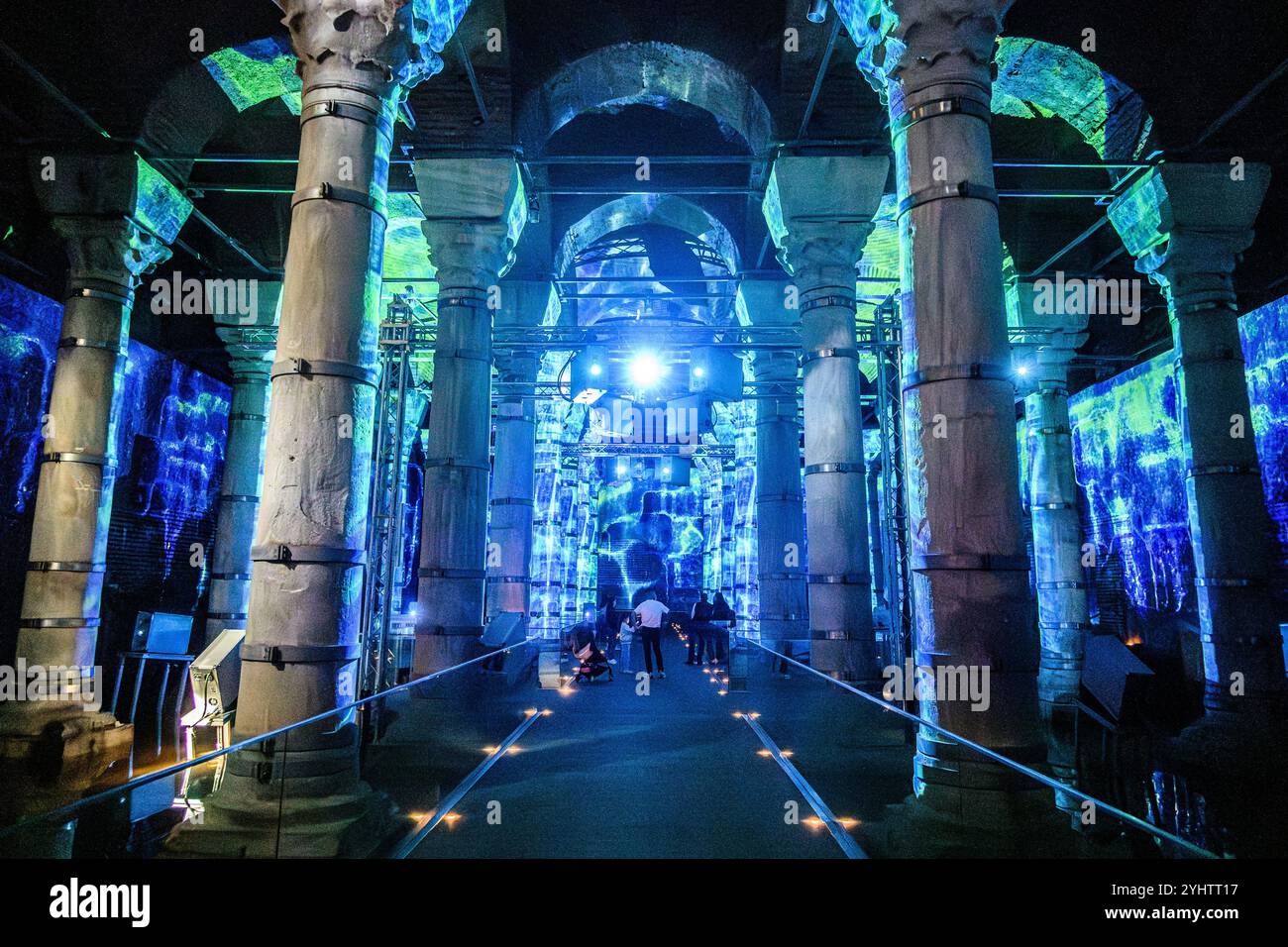 26/10/2024. Istanbul, Türkei. Die Zisterne von Theodosius oder Theodosius-Zisterne oder Şerefiye Sarnıcı. Es ist eine von vielen alten Zisternen von Konstantinopel, die unter der Stadt liegen. Sie wurde von Kaiser Theodosius II. (R. 402–450) zwischen 428 und 443 erbaut, um Wasser aus dem Aquädukt Valens zu speichern. Der Zisternenbereich ist etwa 20 x 40 m (66 x 131 ft) groß, und das Dach mit 45 Segelgewölben wird von 32 Marmorsäulen mit einer Höhe von etwa 11 m (36 ft) gestützt. Lokal wird sie nach der Nachbarschaft, in der sie liegt, Şerefiye Zisterne genannt. Es ist nun für die Öffentlichkeit zugänglich und bietet ein erstaunliches Licht und einen fantastischen Klang Stockfoto