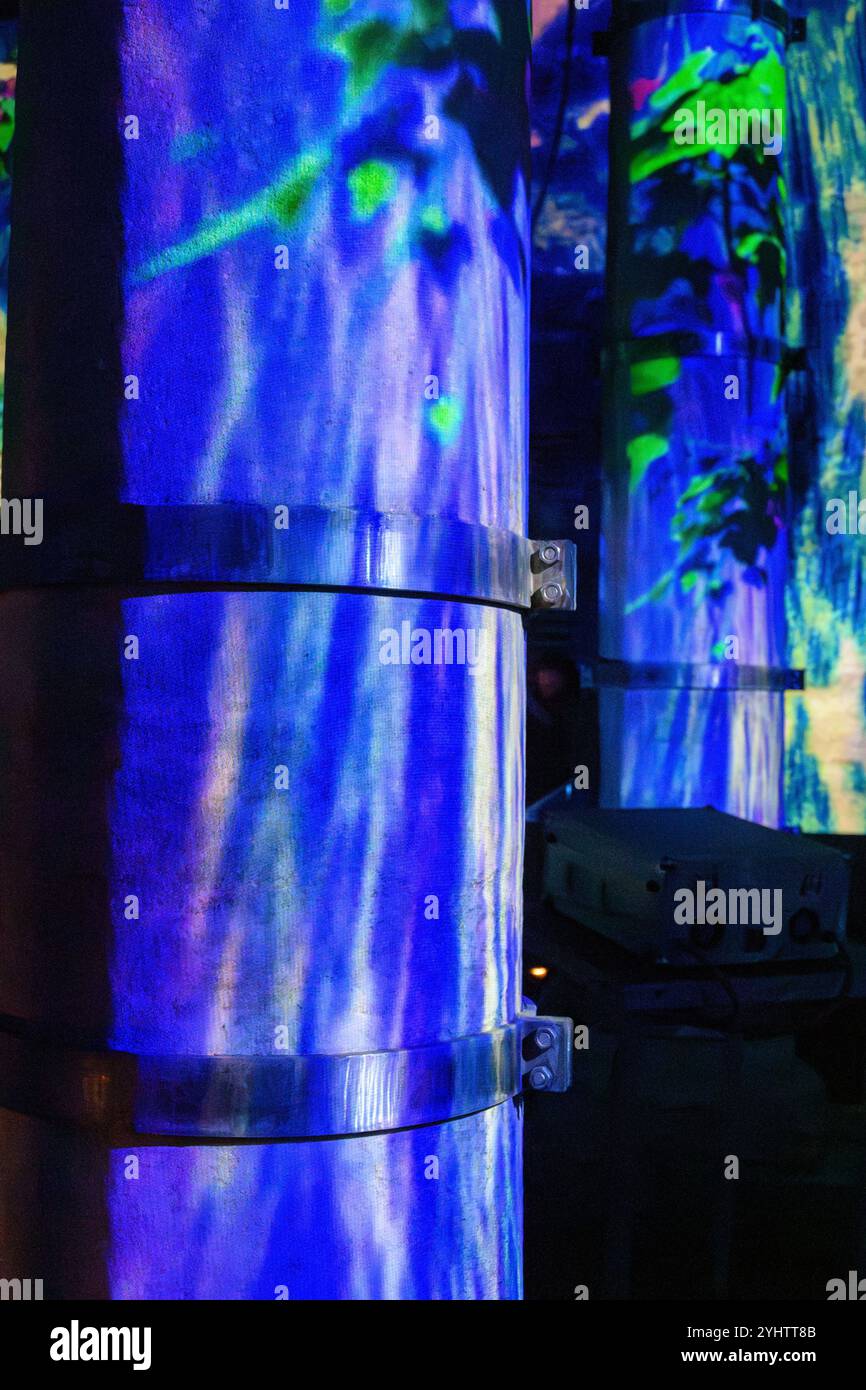 26/10/2024. Istanbul, Türkei. Die Zisterne von Theodosius oder Theodosius-Zisterne oder Şerefiye Sarnıcı. Es ist eine von vielen alten Zisternen von Konstantinopel, die unter der Stadt liegen. Sie wurde von Kaiser Theodosius II. (R. 402–450) zwischen 428 und 443 erbaut, um Wasser aus dem Aquädukt Valens zu speichern. Der Zisternenbereich ist etwa 20 x 40 m (66 x 131 ft) groß, und das Dach mit 45 Segelgewölben wird von 32 Marmorsäulen mit einer Höhe von etwa 11 m (36 ft) gestützt. Lokal wird sie nach der Nachbarschaft, in der sie liegt, Şerefiye Zisterne genannt. Es ist nun für die Öffentlichkeit zugänglich und bietet ein erstaunliches Licht und einen fantastischen Klang Stockfoto