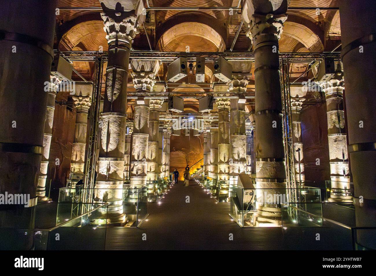 26/10/2024. Istanbul, Türkei. Die Zisterne von Theodosius oder Theodosius-Zisterne oder Şerefiye Sarnıcı. Es ist eine von vielen alten Zisternen von Konstantinopel, die unter der Stadt liegen. Sie wurde von Kaiser Theodosius II. (R. 402–450) zwischen 428 und 443 erbaut, um Wasser aus dem Aquädukt Valens zu speichern. Der Zisternenbereich ist etwa 20 x 40 m (66 x 131 ft) groß, und das Dach mit 45 Segelgewölben wird von 32 Marmorsäulen mit einer Höhe von etwa 11 m (36 ft) gestützt. Lokal wird sie nach der Nachbarschaft, in der sie liegt, Şerefiye Zisterne genannt. Es ist nun für die Öffentlichkeit zugänglich und bietet ein erstaunliches Licht und einen fantastischen Klang Stockfoto