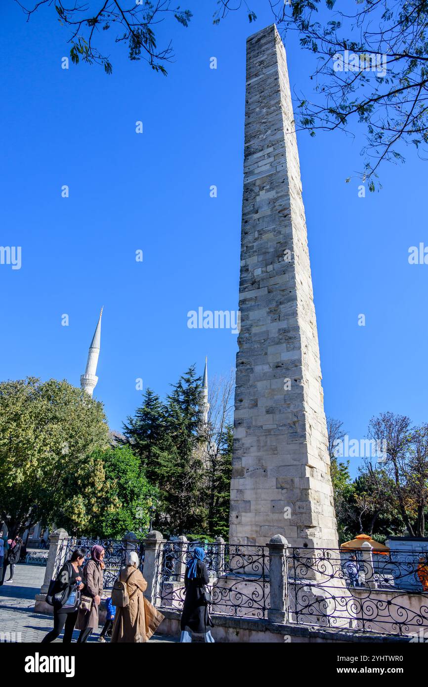 26/10/2024. Istanbul, Türkei. Der ummauerte Obelisk (türkisch Örme Dikilitaş) ist ein römisches Denkmal in Form eines Obelisken im ehemaligen Hippodrom von Konstantinopel, heute Sultanahmet-Platz. Sein ursprüngliches Baudatum in der Spätantike ist unbekannt, wird aber manchmal Konstantin Dikilitaşı genannt, nachdem der römische Kaiser Konstantin VII. Ihn im 10. Jahrhundert reparierte. Foto: © Simon Grosset Stockfoto