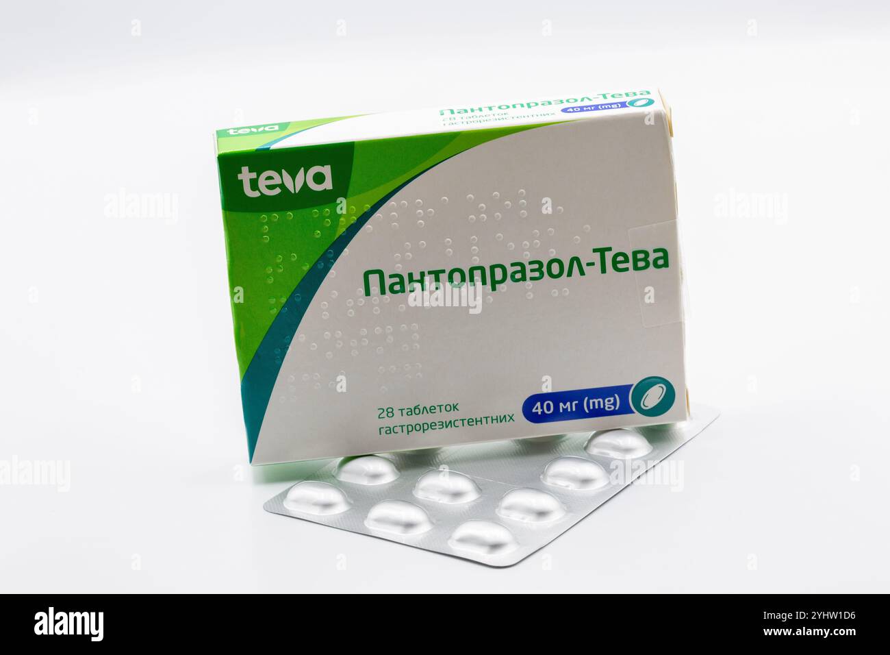 Kiew, Ukraine - 23. August 2024: Studio-Shooting von Pantoprazol von Teva Pack und Blisternaht gegen weiß. Es wird hauptsächlich zur Behandlung von gastr verwendet Stockfoto