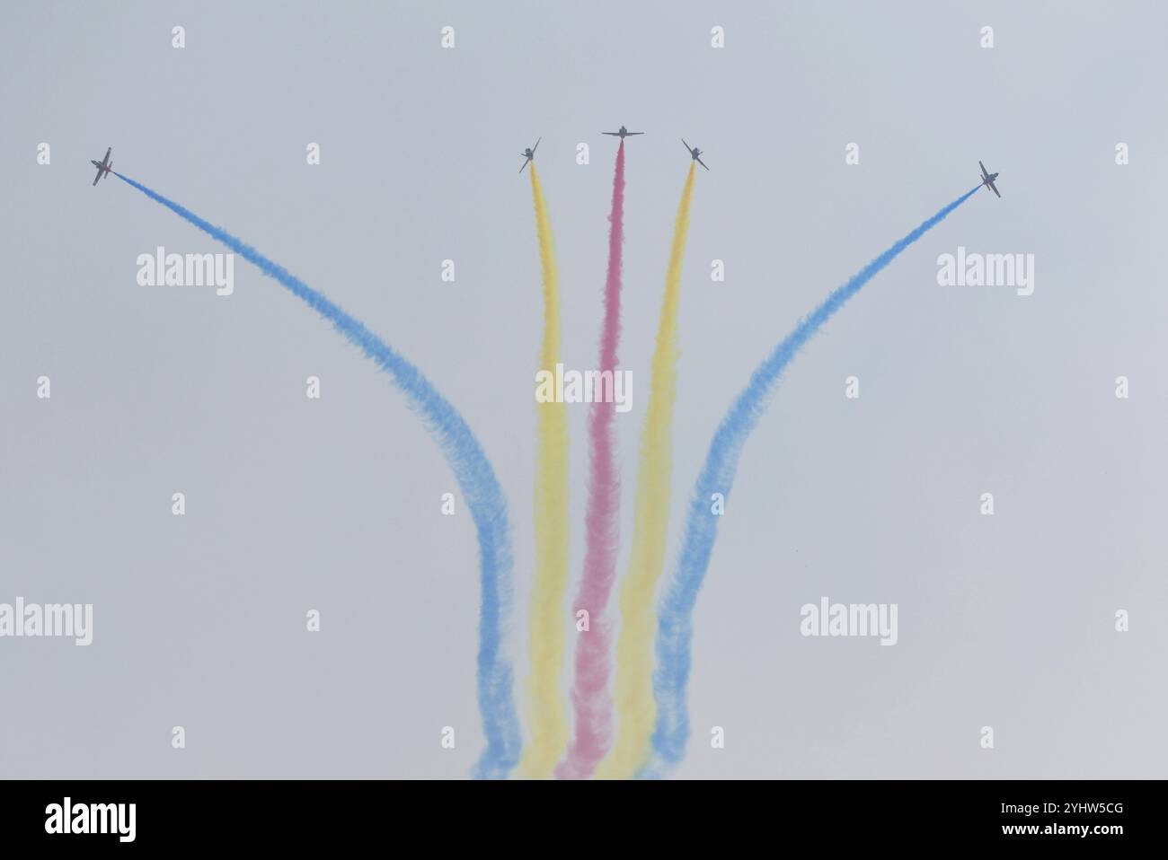 Das Red Falcon Air Demonstration Team tritt am 12. November 2024 auf der Zhuhai Air Show in Zhuhai, südchinesischer Provinz Guangdong, auf. Stockfoto