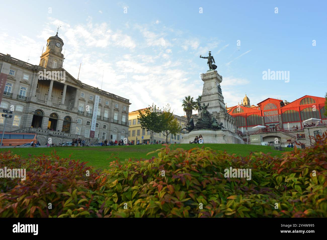 Porto, Portugal 17-17-2024 Infante Dom Henrique Platz und Palace da Bolsa Architektur Stockfoto