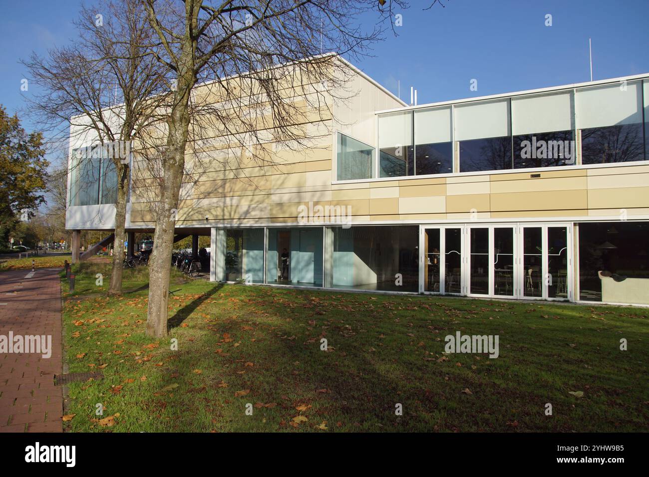 Niederländisches Modem, neues Gebäude. Swimmingpool de Beeck. Im nordholländischen Dorf Bergen. Herbst, November Stockfoto