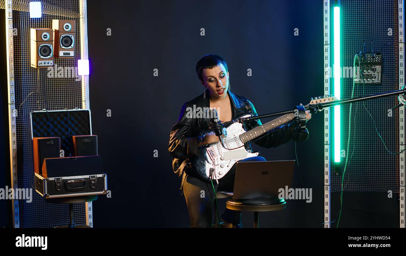 Rockstar-Musiker singt in Videogesprächen mit Stimmkritik, um eine Performance-Bewertung zu erhalten und um Feedback und Eindrücke zu bitten, bevor sie eine Live-Show machen. Thrash Metal Collaboration. Kamera B.. Stockfoto