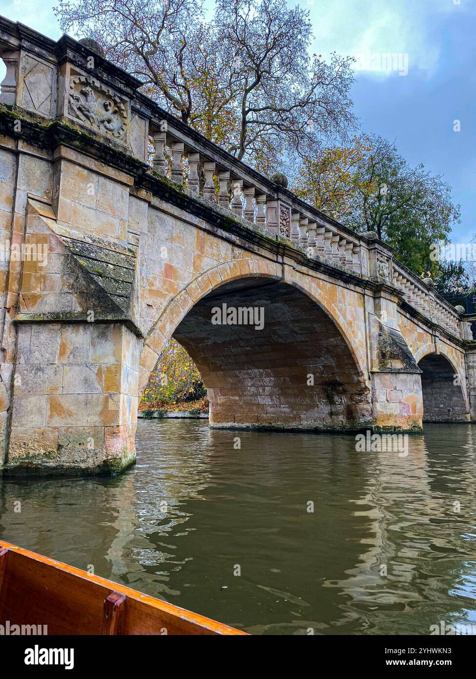Kanu-Perspektive einer historischen Brücke in Cambridge - Smartphone-aufgenommenes Stockfoto