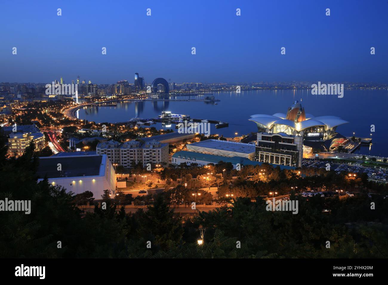 Panoramablick in der Dämmerung vom Hochlandpark über die wunderschöne Hauptstadt Baku, Aserbaidschan Stockfoto